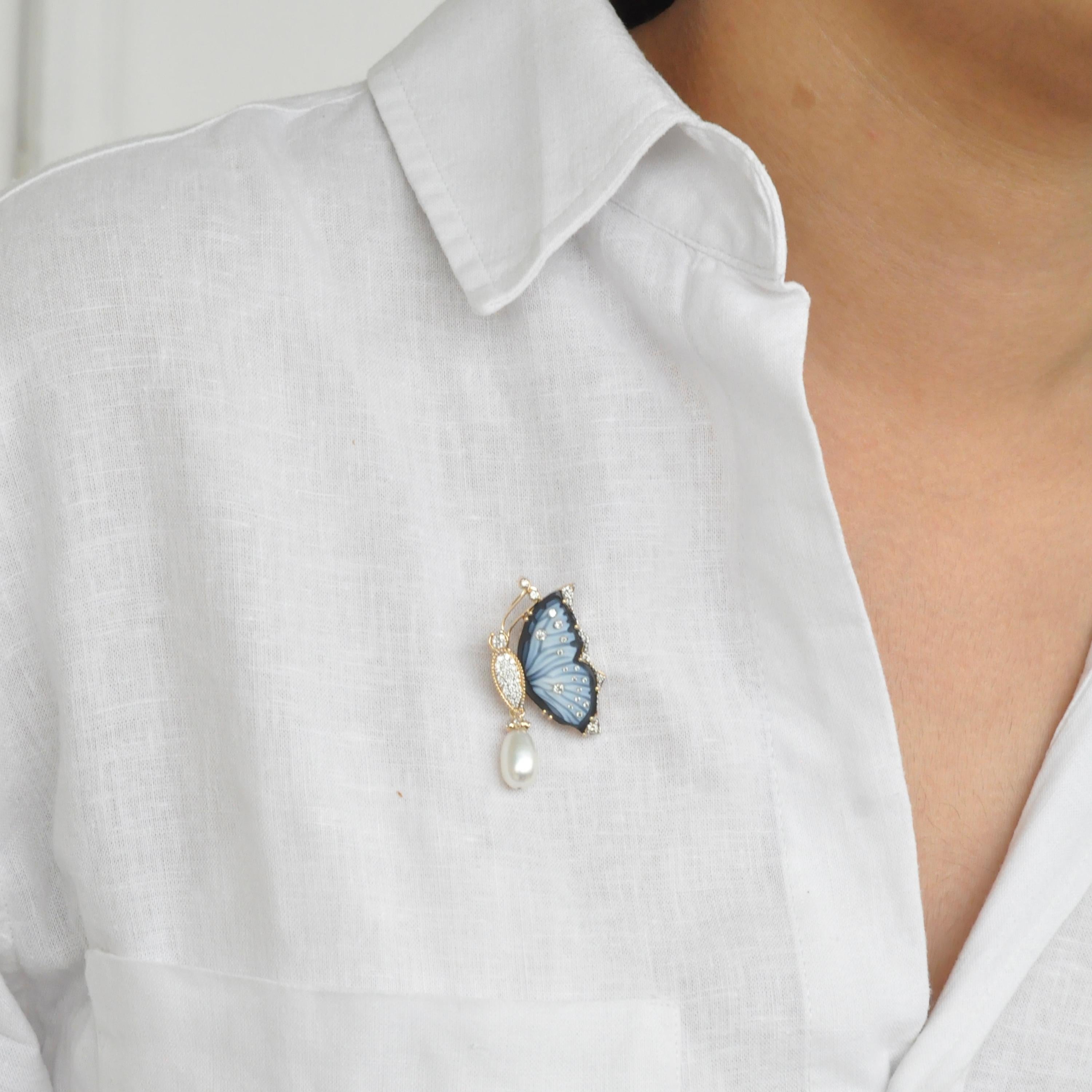 Contemporain Broche pendentif contemporaine en or 18 carats, agate, papillon sculpté et perle en vente