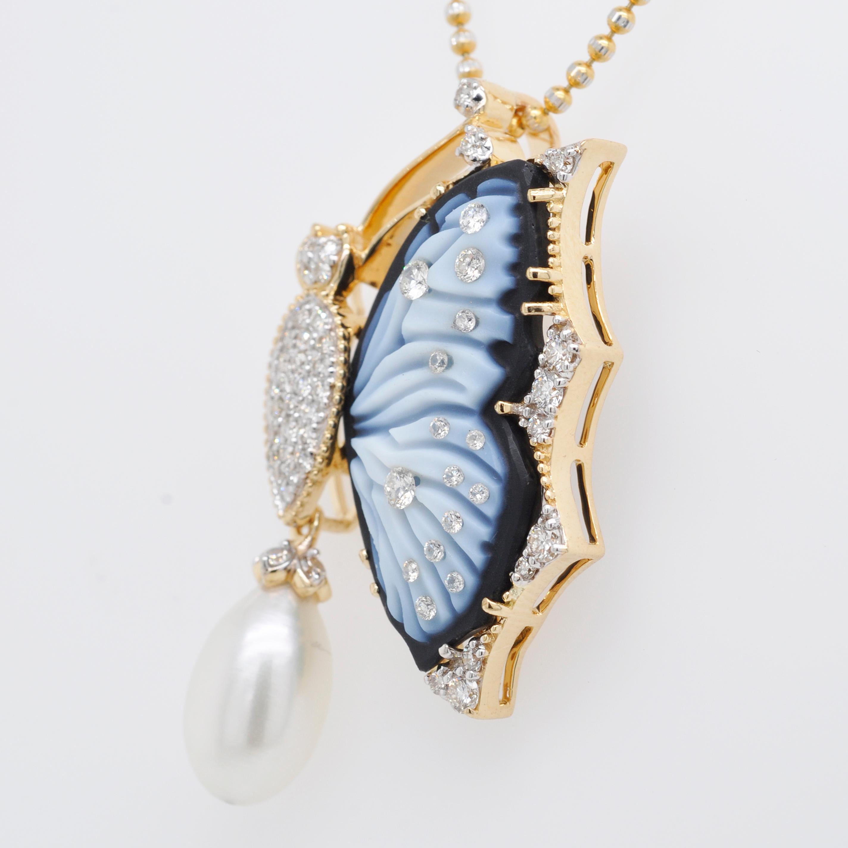 Broche pendentif contemporaine en or 18 carats, agate, papillon sculpté et perle en vente 1