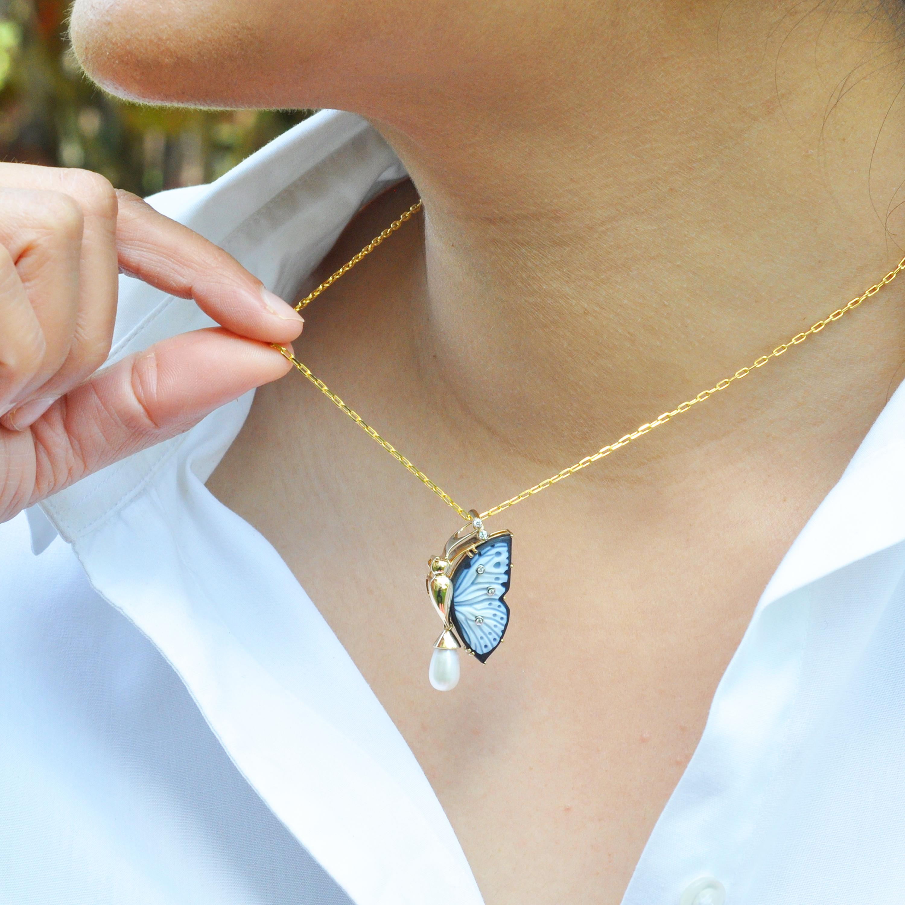 Contemporain Broche pendentif de créateur en or 18 carats, agate, papillon sculpté et perle en vente