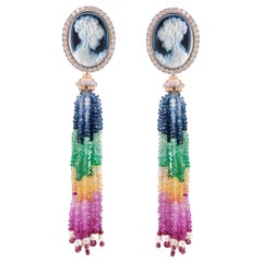 Boucles d'oreilles en or 18 carats avec camée en agate, saphirs arc-en-ciel détachables et pampilles en diamants