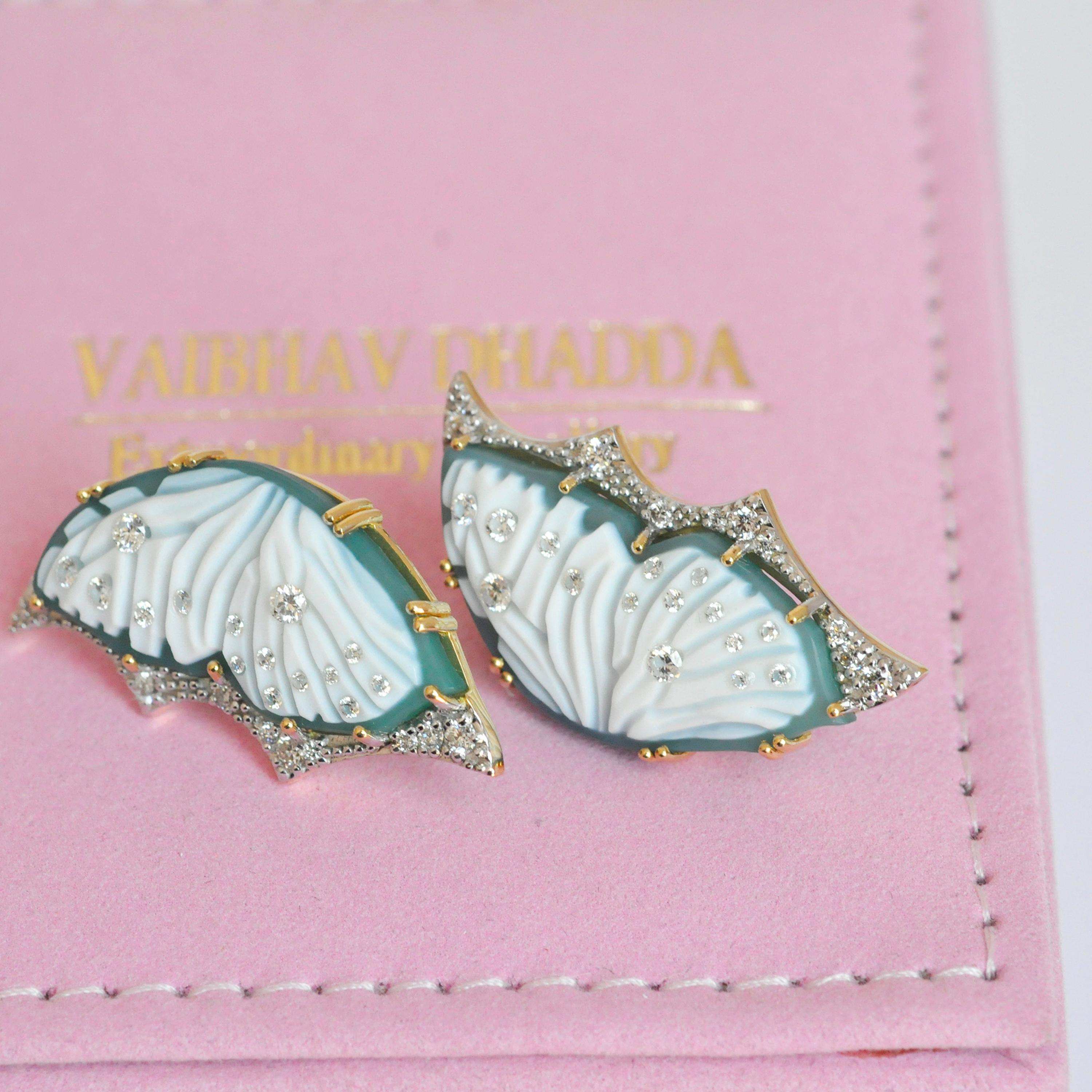 Brilliant Cut 18 Karat Gold Agate Green Butterfly Carving Diamond Contemporary Stud Earrings