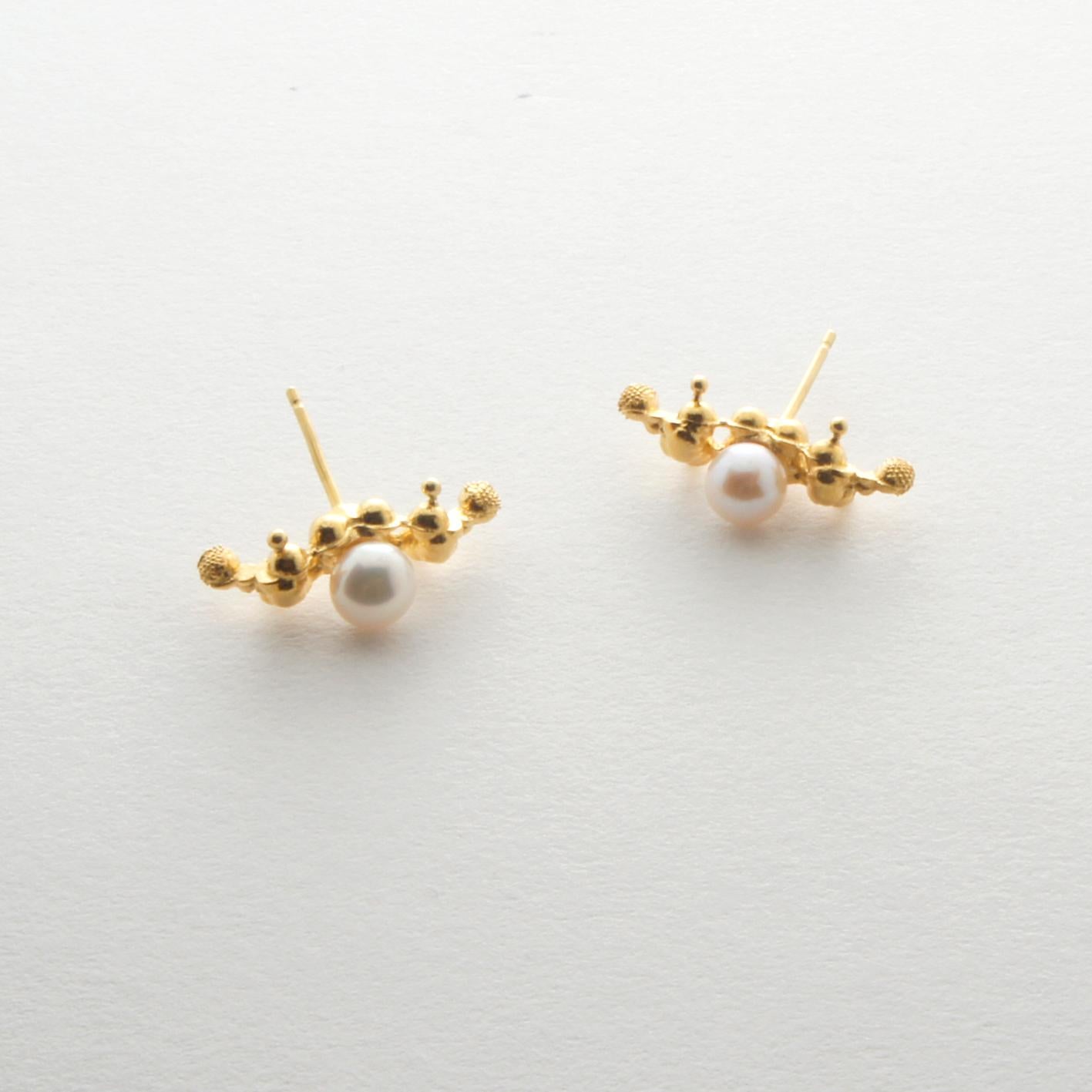 Boucles d'oreilles Akoya en or 18 carats à double motif « Touching the invisible » Neuf - En vente à CLYDEBANK, GB