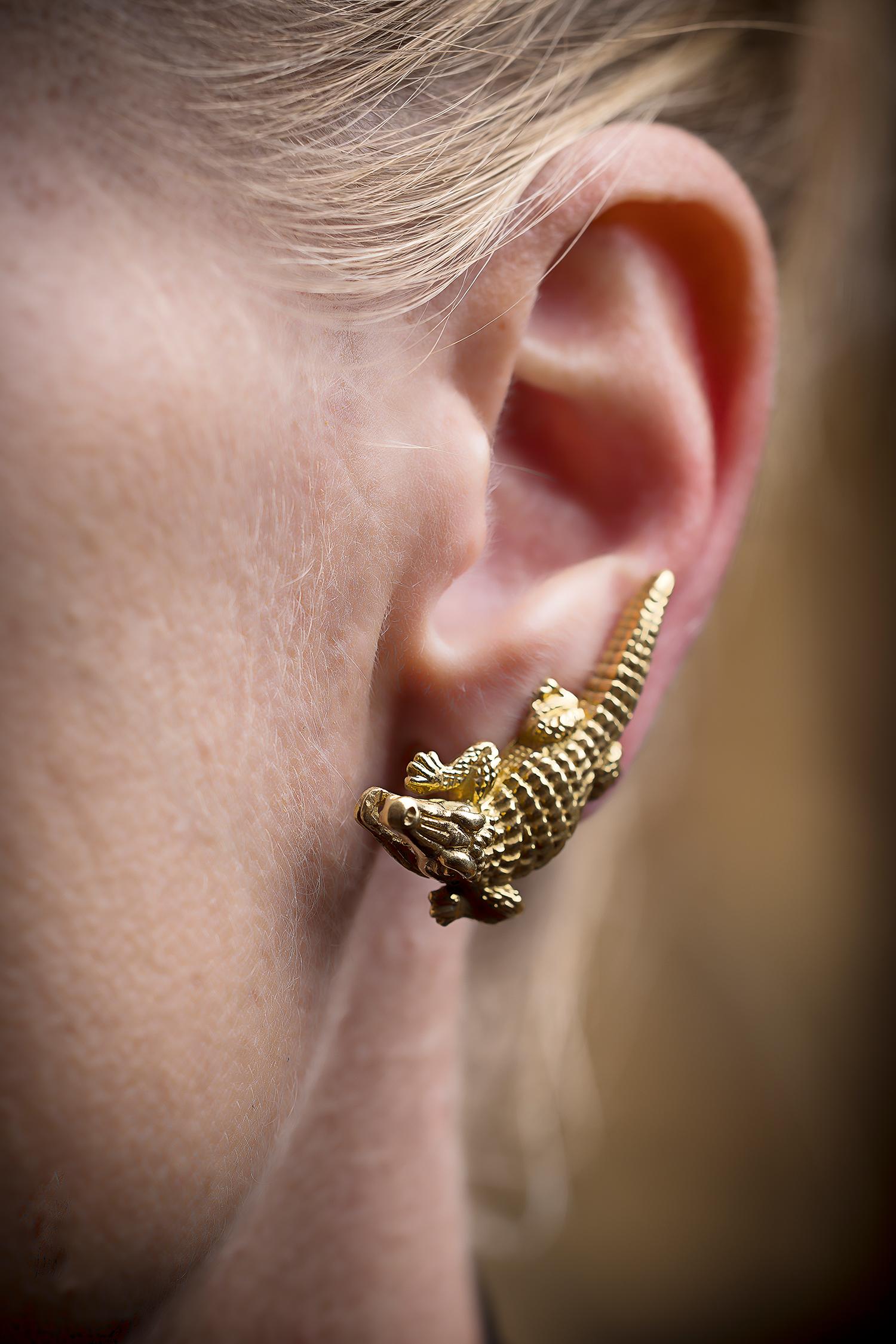 Animalistic beauty and power. A sculpture for the body. 
A pair of alligator shaped gold earrings.  Unapologetic and statement making!

18K gold. 3,5 cm. 18,4 gram

