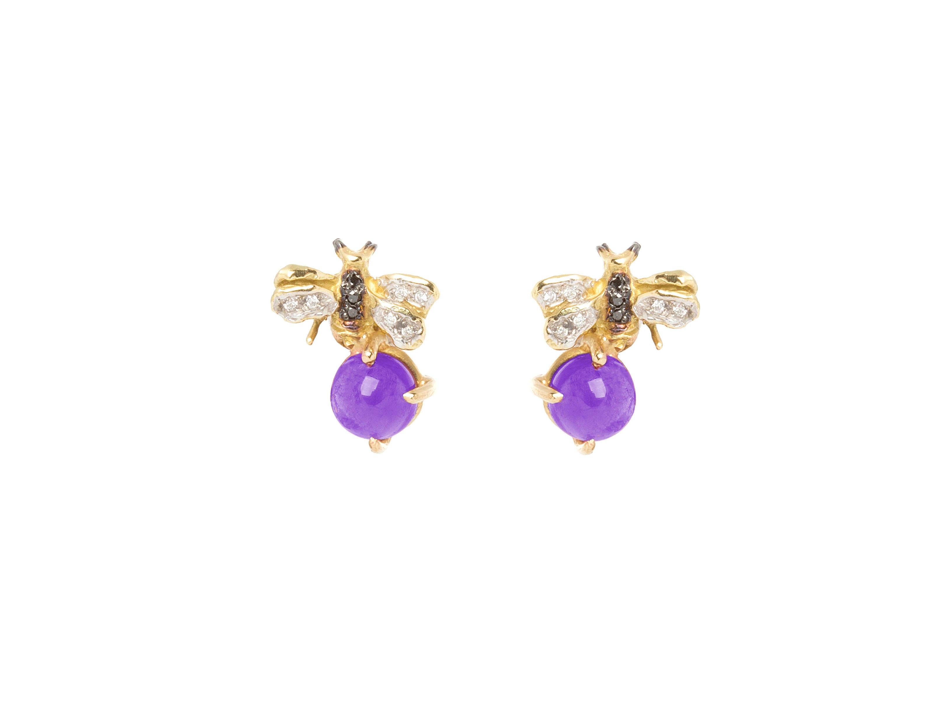 18 Karat Yellow Gold Amethyst 0.10 Karats White Diamond 0.06 Karats Black Diamonds Bees Handcrafted Stud Earrings
Here there is a pair of Little Bees Stud Earrings handcrafted in 18 Karats Yellow Gold and adorned with a beautiful violet amethyst