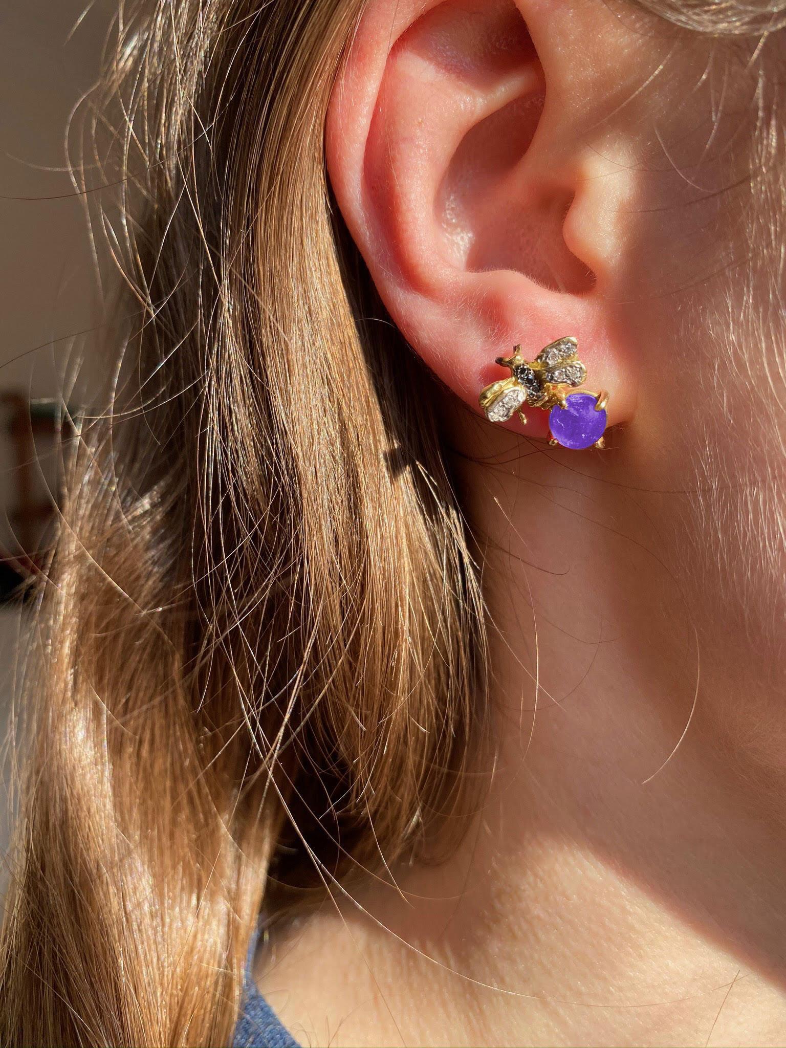Rossella Ugolini Design Collection, a pair of Little Bees Stud Earrings handcrafted in 18 Karats Yellow Gold and adorned with a beautiful violet amethyst stone, 0.10 carats white diamonds and 0.06 karats deep black diamonds. Dimensions: 0.06 in.