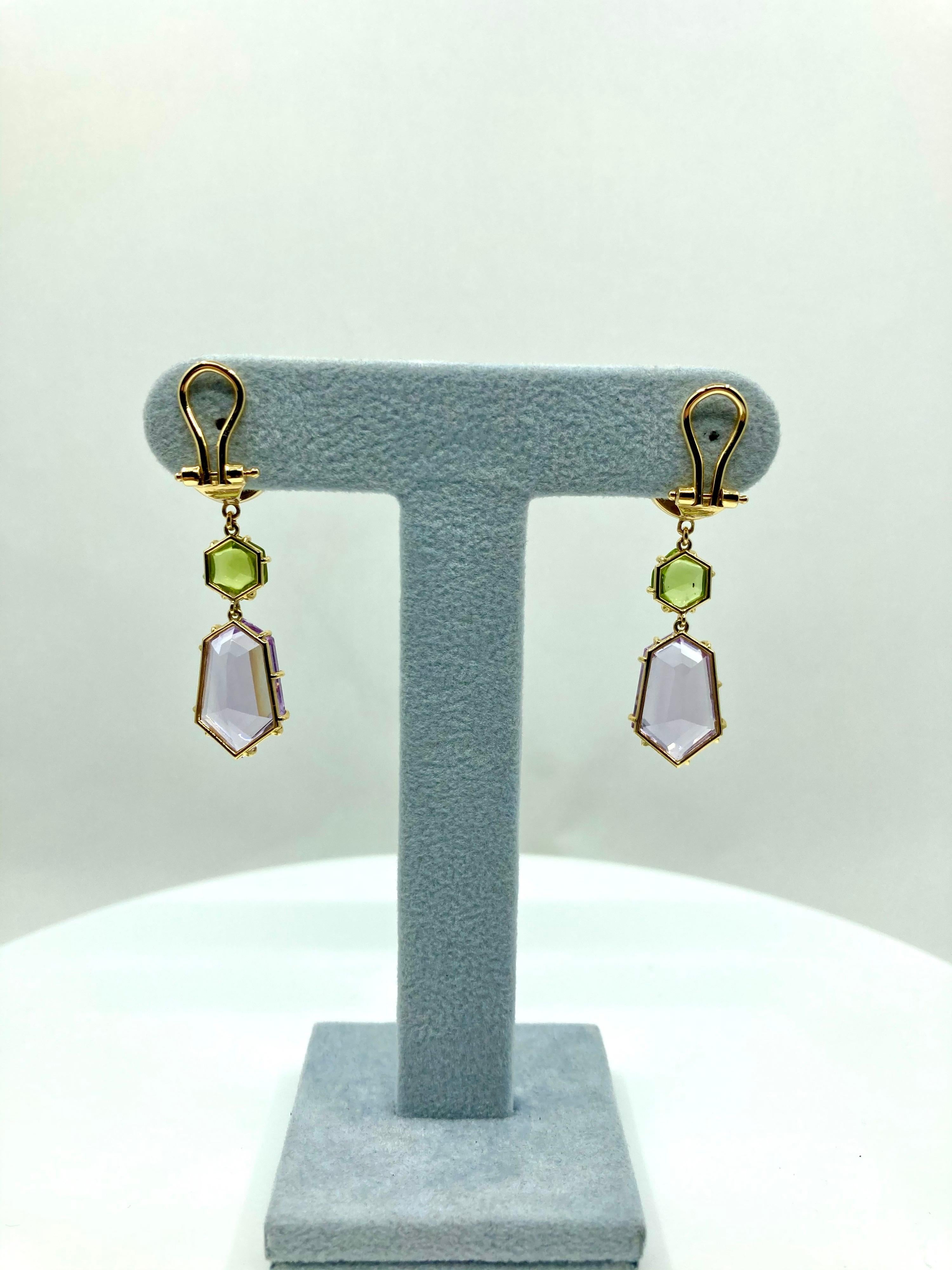 Timeless and elegant Yellow Gold earrings, with Amethyst ct. 13,50 and Peridot ct. 3,00, Made in Italy by Roberto Casarin. 

A timeless combination of pristine natural Amethyst and Peridot, with a design that will never be outdated and will show