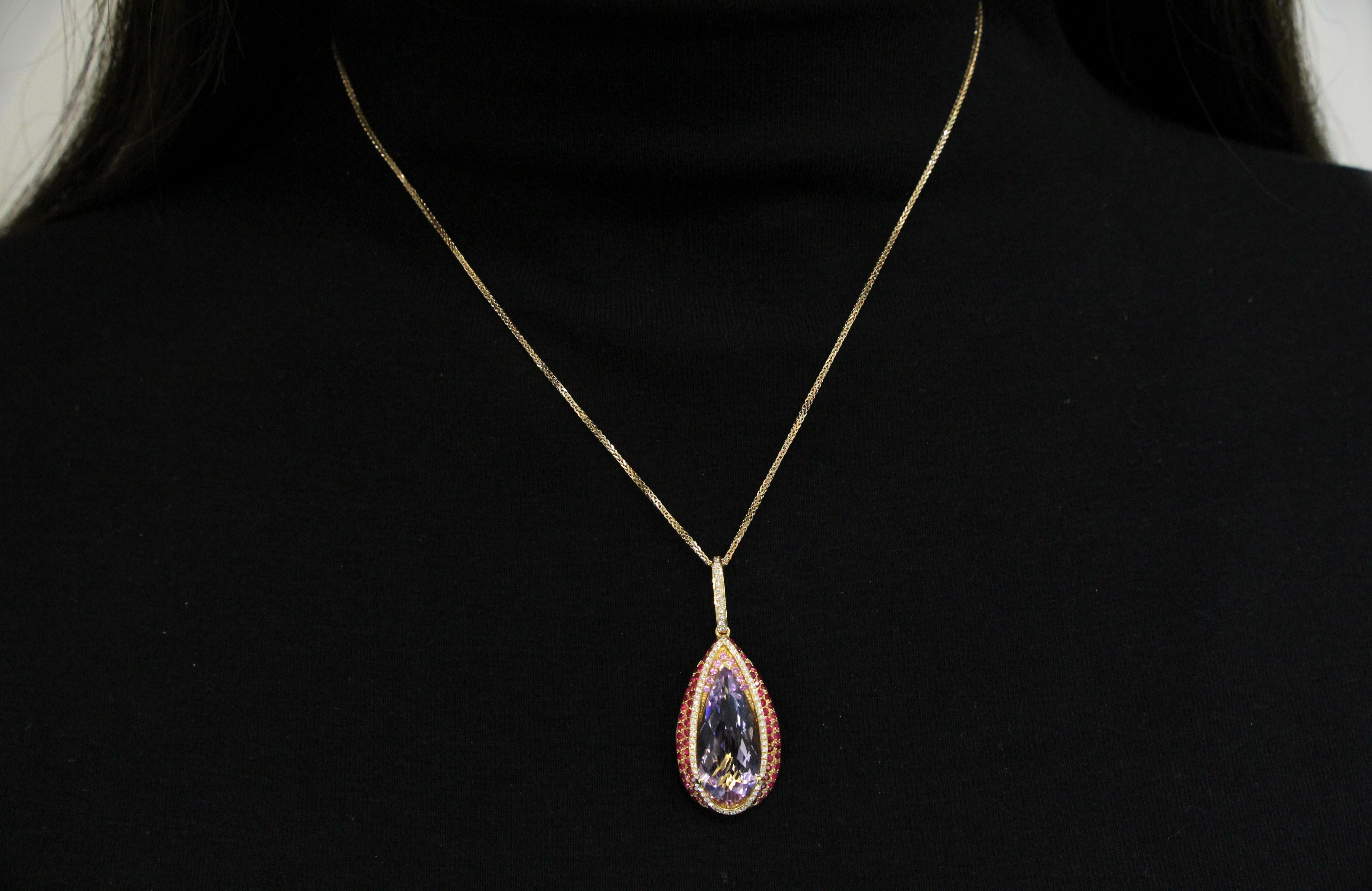 18 Karat Gold Amethyst Pendant with Necklace In New Condition For Sale In Macau, MO
