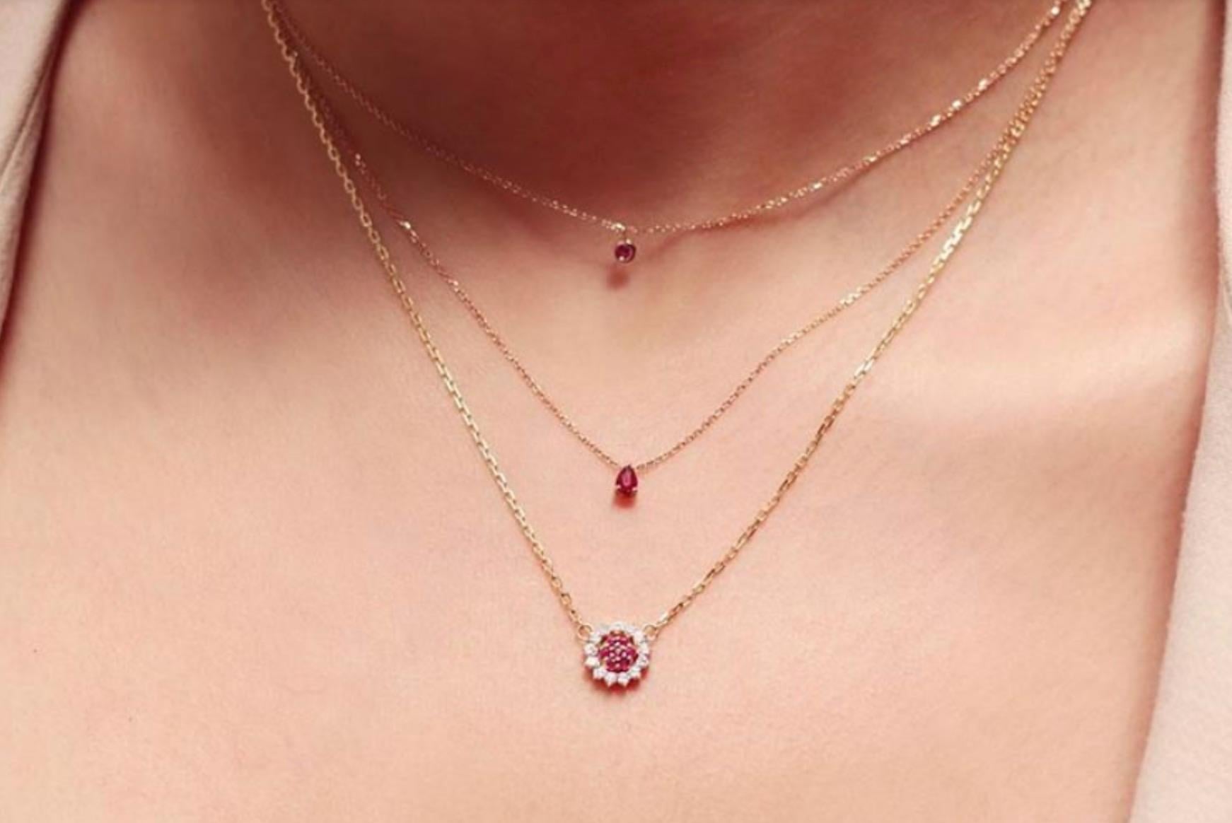 Contemporary 18 Karat Gold and 0.17 Carat Rubies Solo Pear Chain Necklace by Alessa Jewelry For Sale