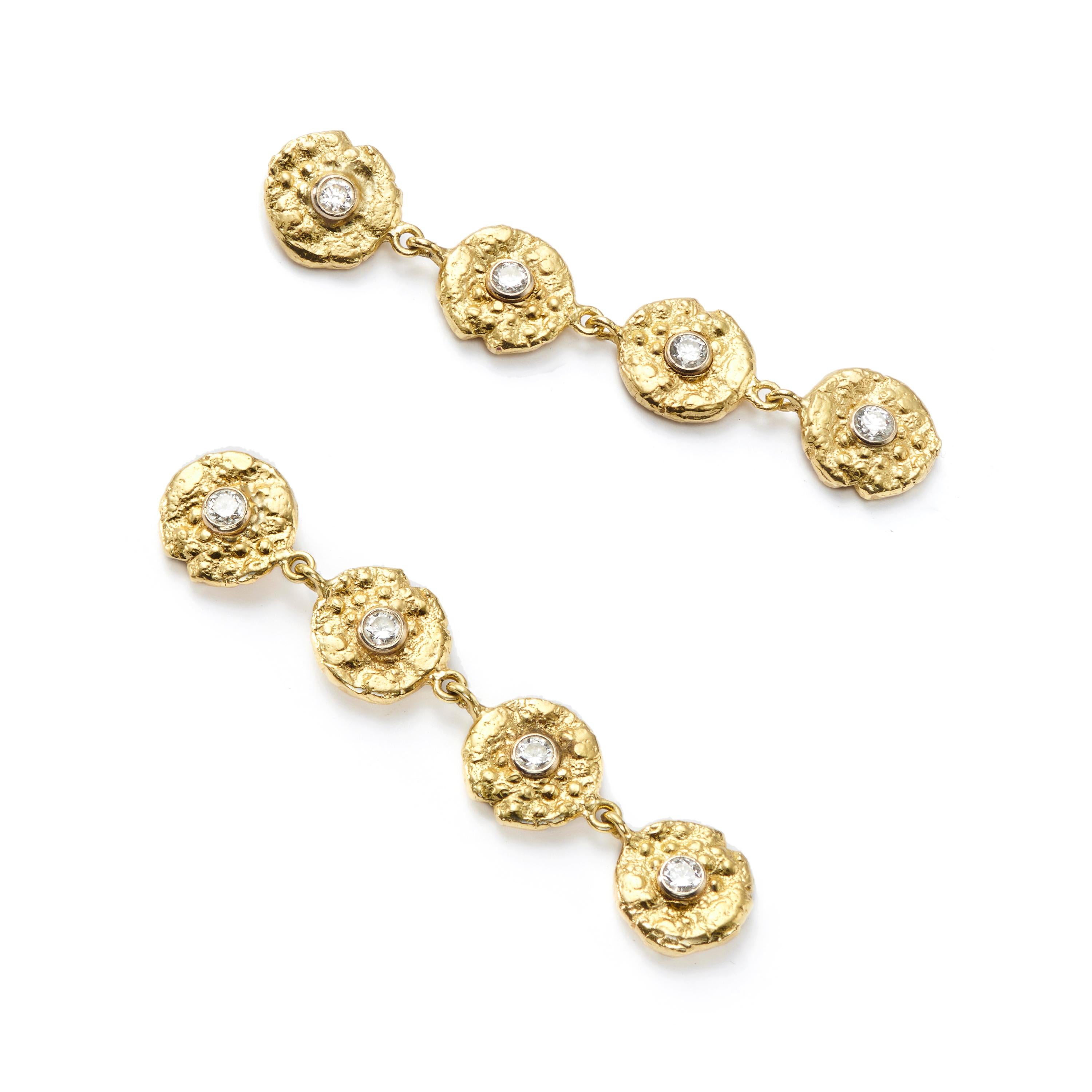 These 18 Karat Gold sea-inspired earrings, set with Diamonds, can be dressed up or down for any occasion. Perfect for day and night.

Diamonds: 0.60 Carat