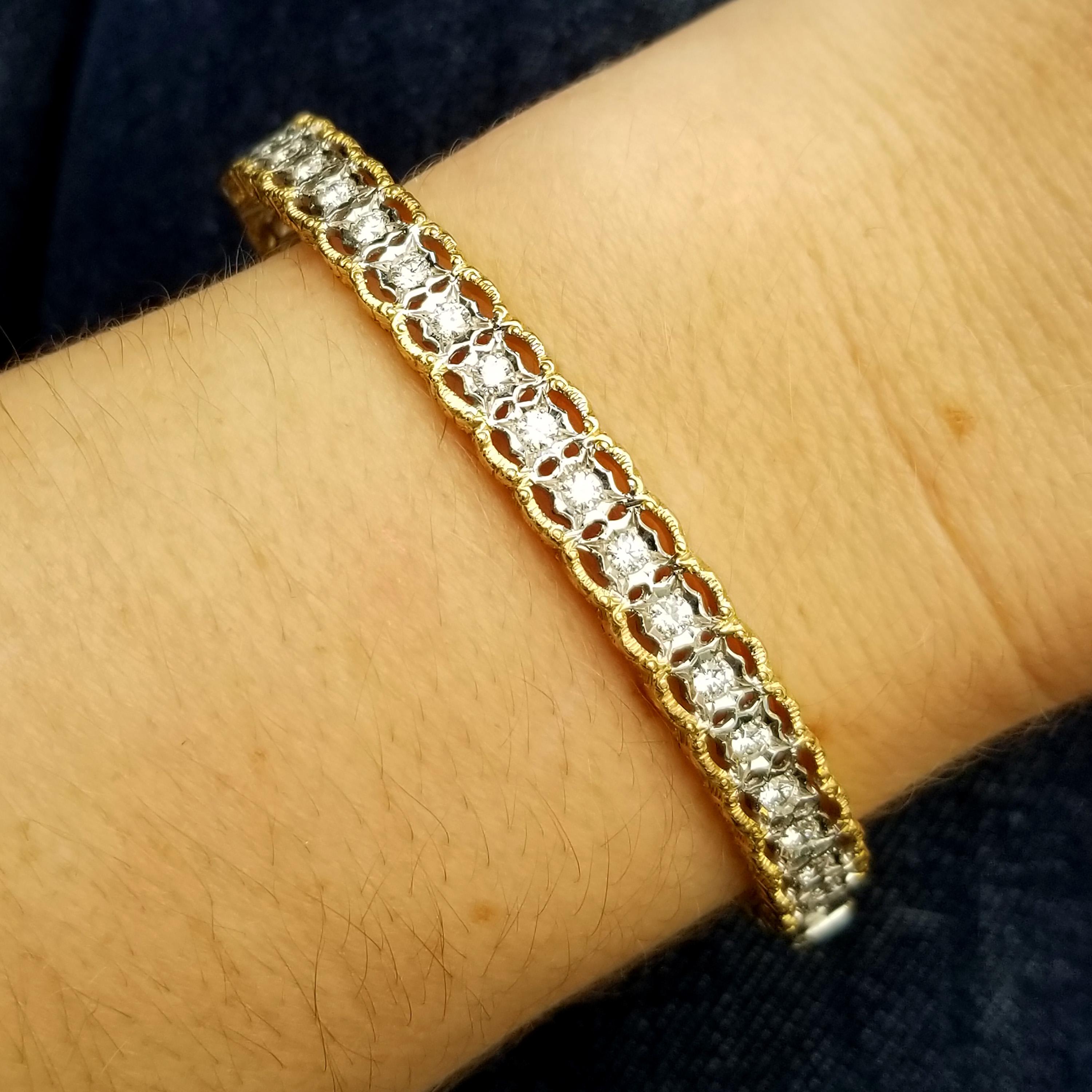 La dentelle festonnée du bracelet Stefania est une magnifique expression de l'approche florentine de la Renaissance : c'est la délicatesse complexe de la dentelle capturée à la perfection dans l'or et les diamants.

La forme ovale de ce bracelet