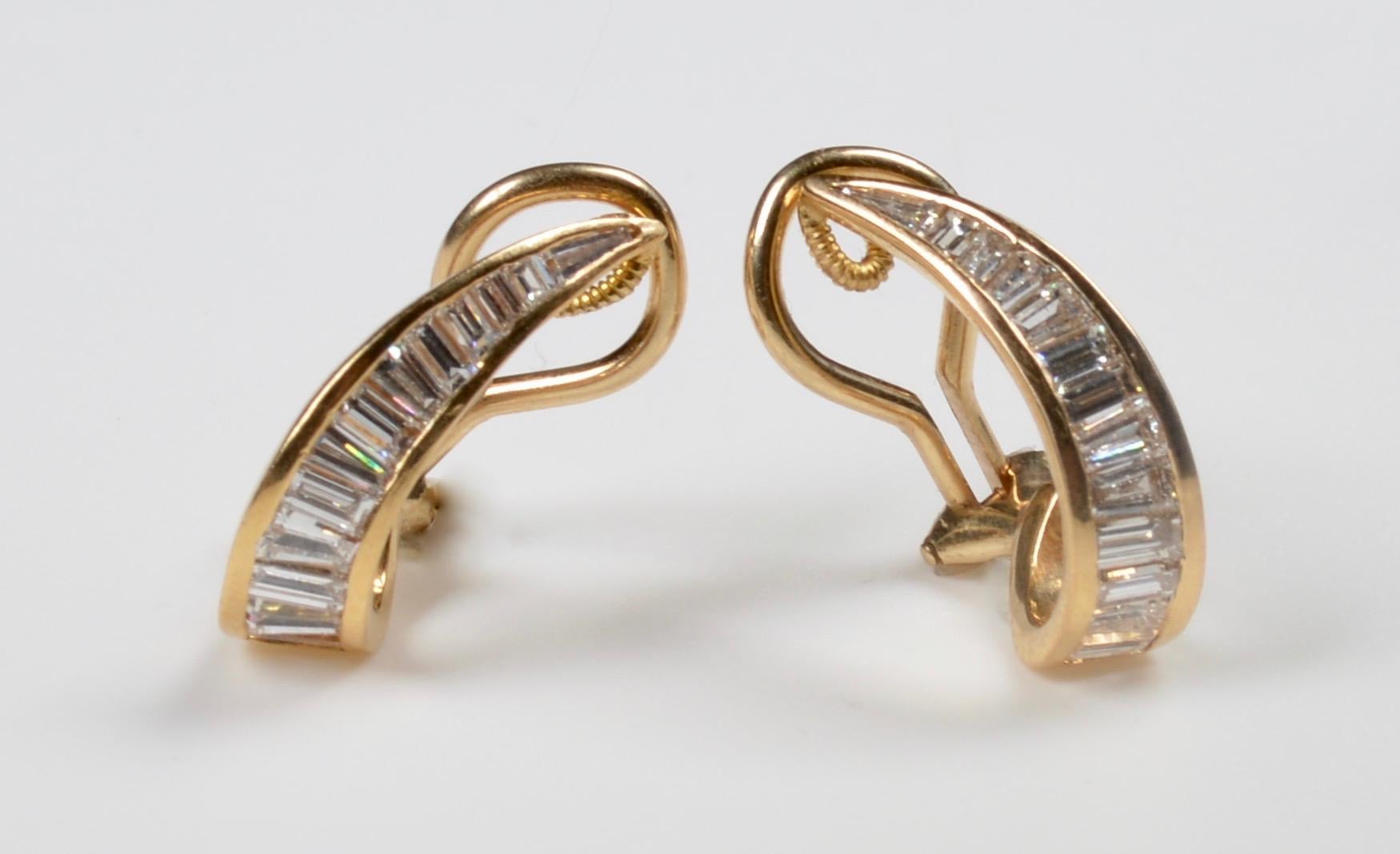Moderne Clips d'oreilles en or 18 carats et diamants baguettes en vente