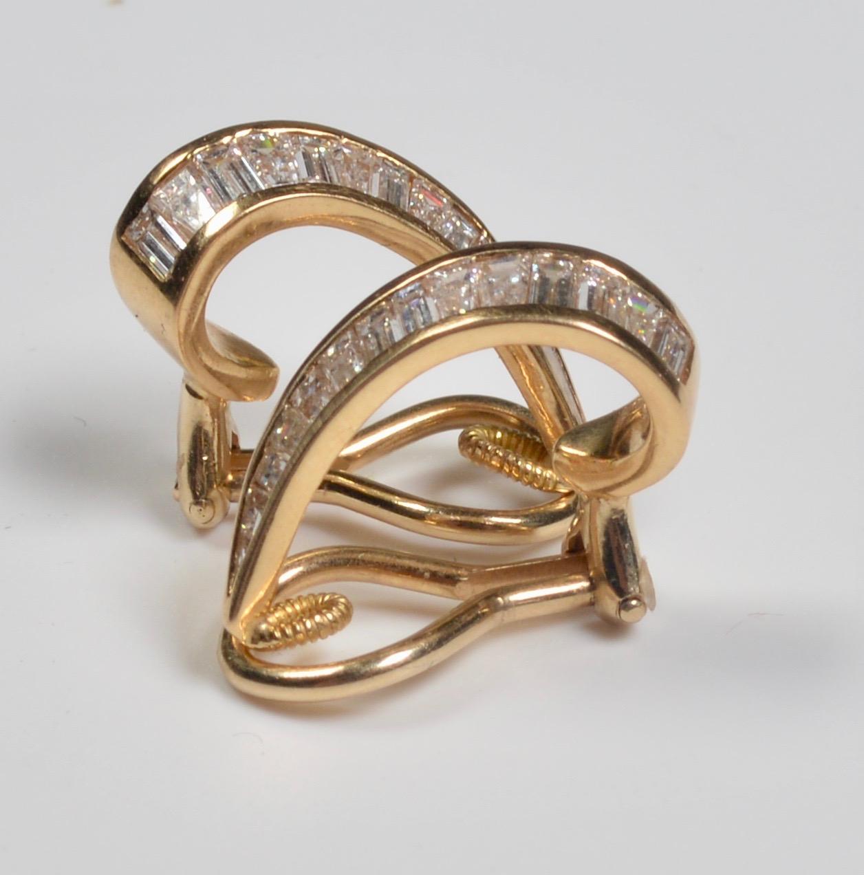 Clips d'oreilles en or 18 carats et diamants baguettes Bon état - En vente à London, GB