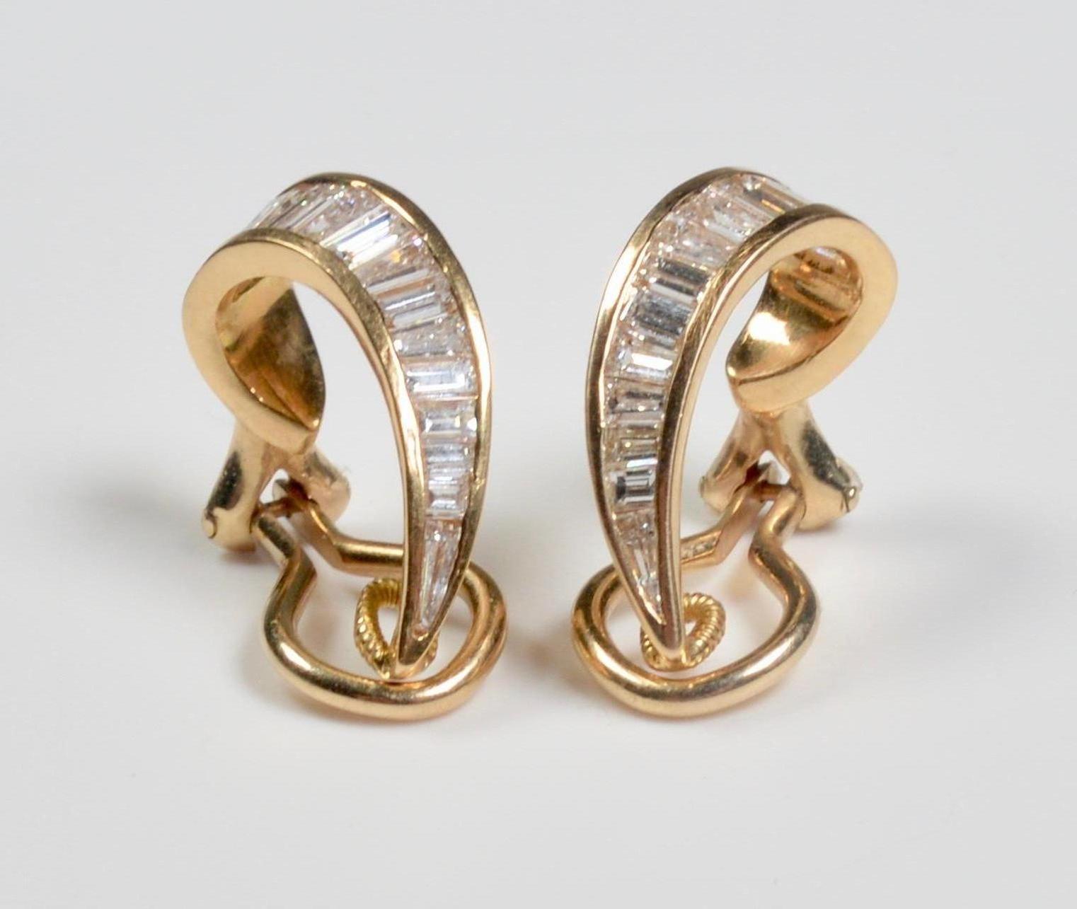 18 Karat Gold and Baguette Diamond Clip on Earrings For Sale 1