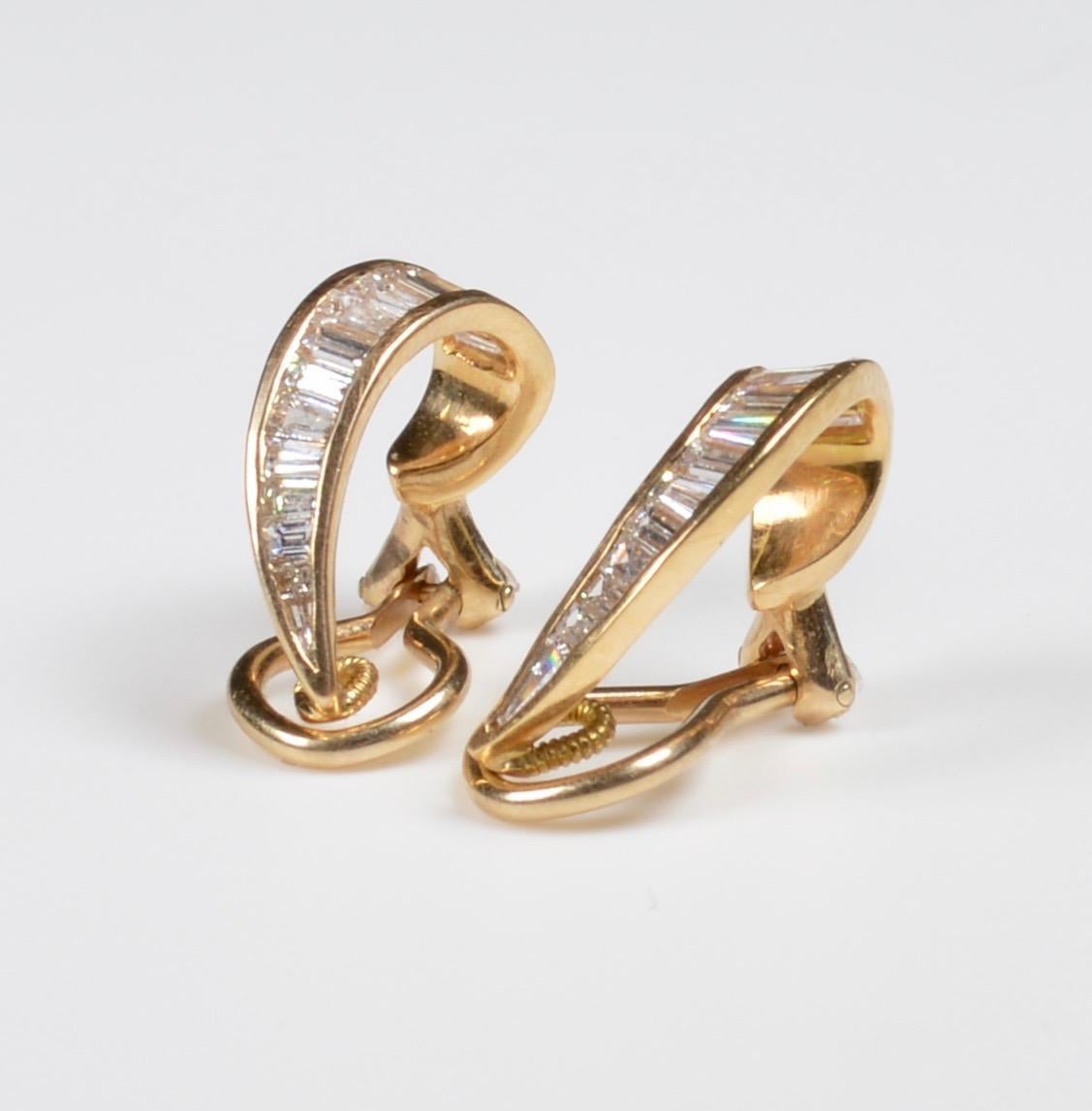 boucles d'oreilles en or 18 carats et diamants, chacune avec une ligne incurvée de baguettes de diamants sertis en canal, lg. 5/8 in. 
