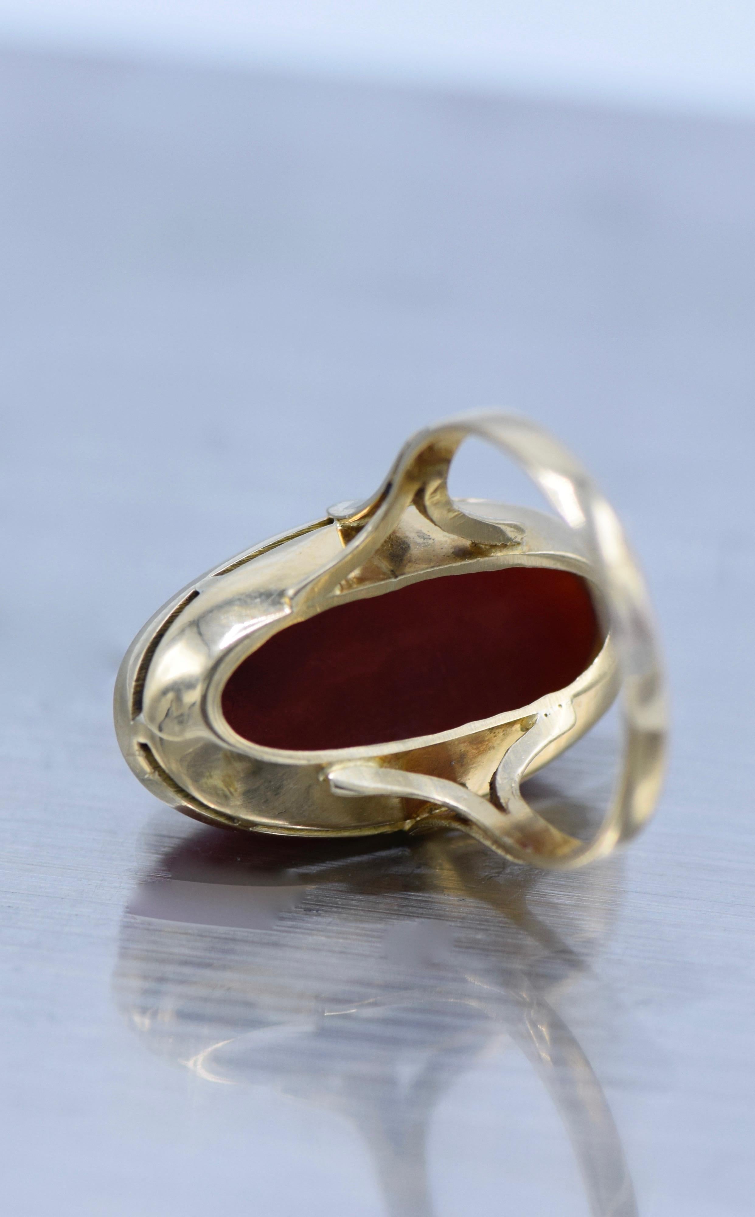 18 Karat Gold and Coral Cabochon Ring In Excellent Condition For Sale In New York, NY