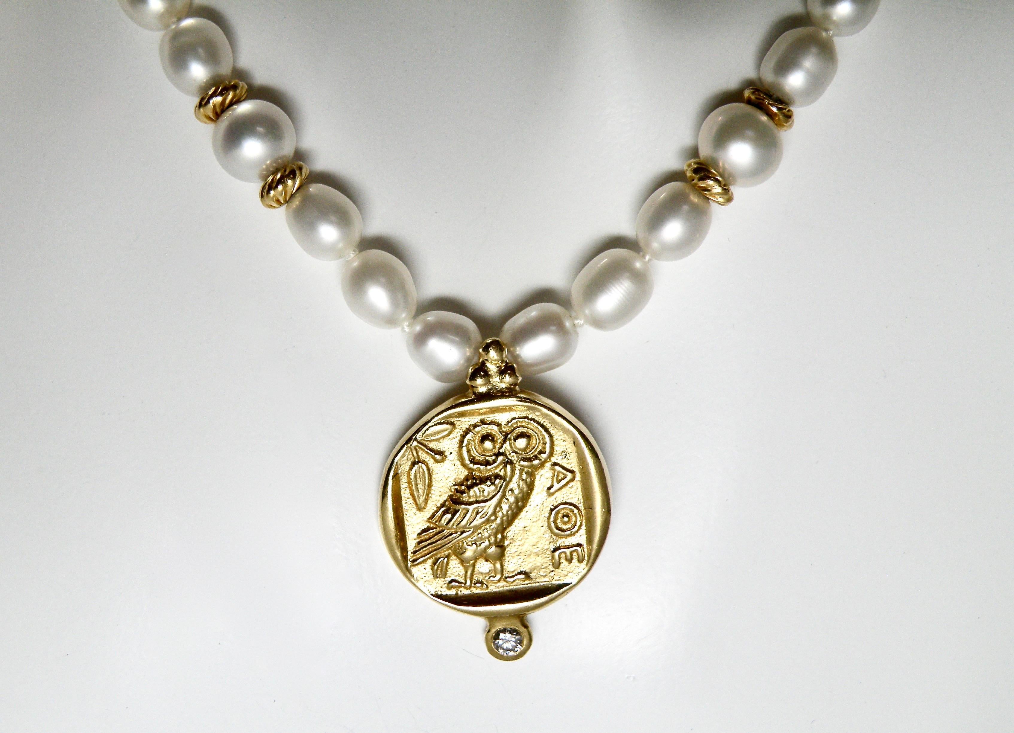 Taille ronde Pendentif en or 18 carats et diamants reproduisant la pièce d'Athéna en vente