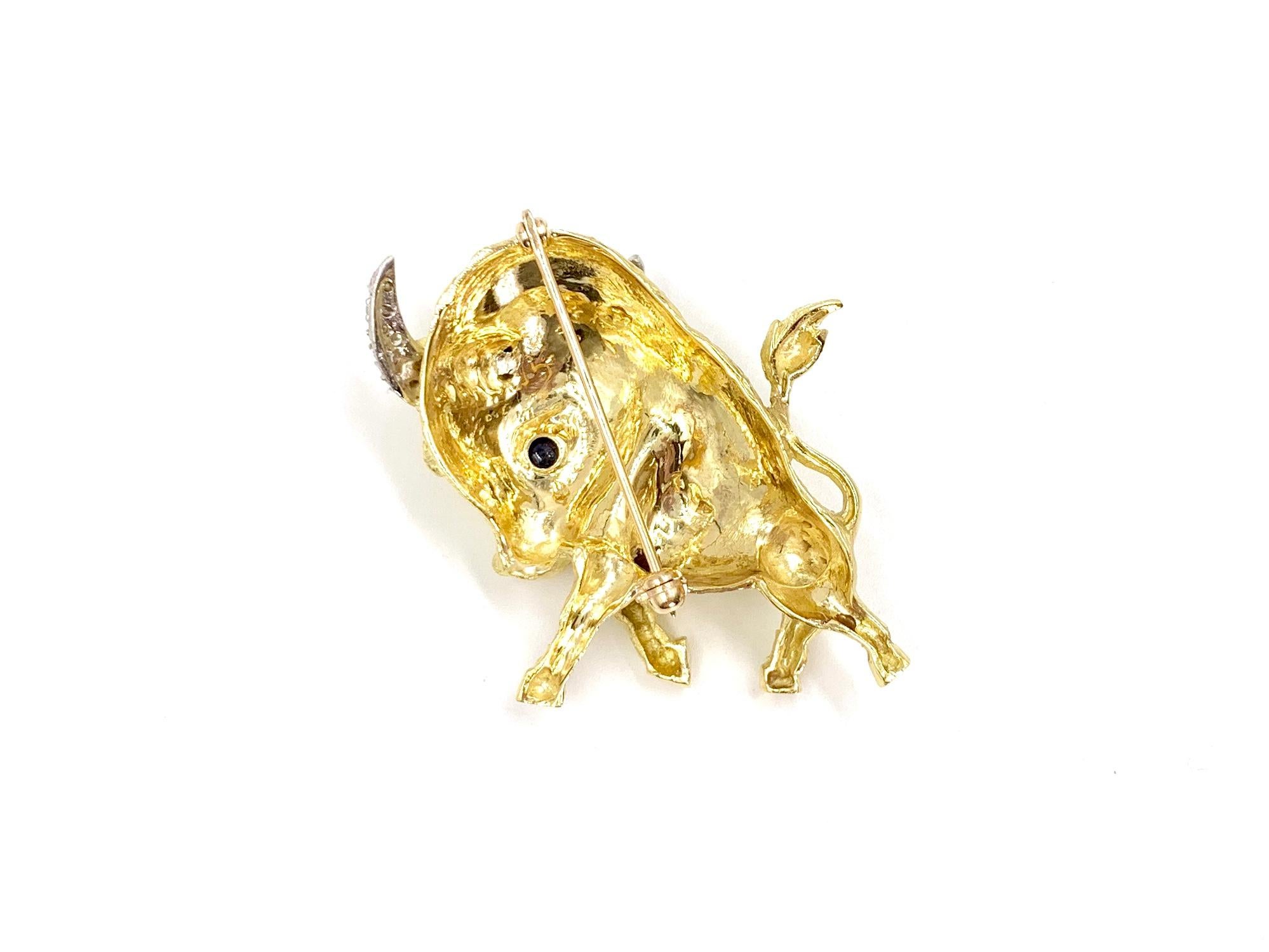 18 Karat Gold and Diamond Bull Brooch In Good Condition For Sale In Pikesville, MD