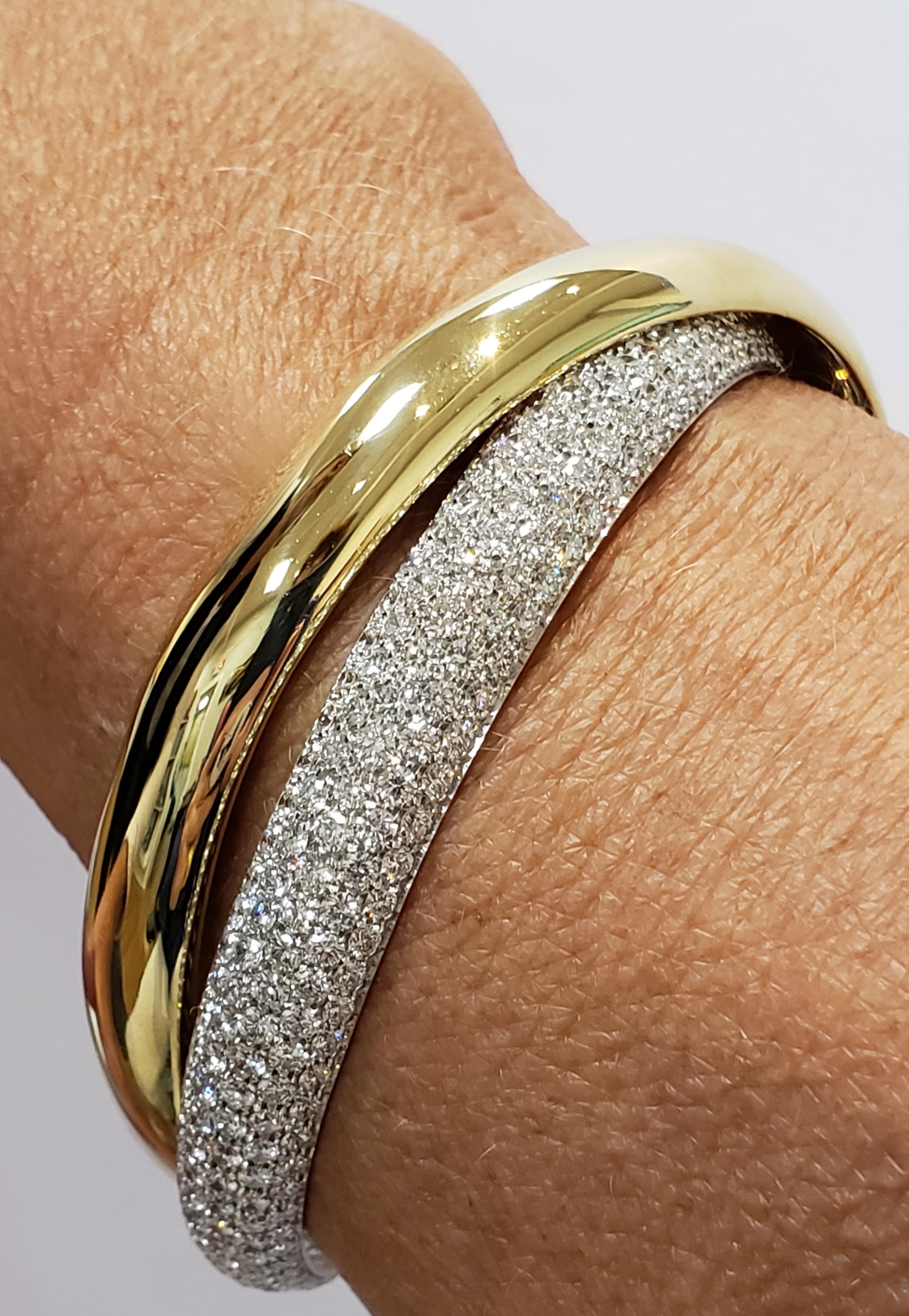 Contemporary 18 Karat Gold and Diamond Interlocked Bangle Bracelet 15.36 Carat