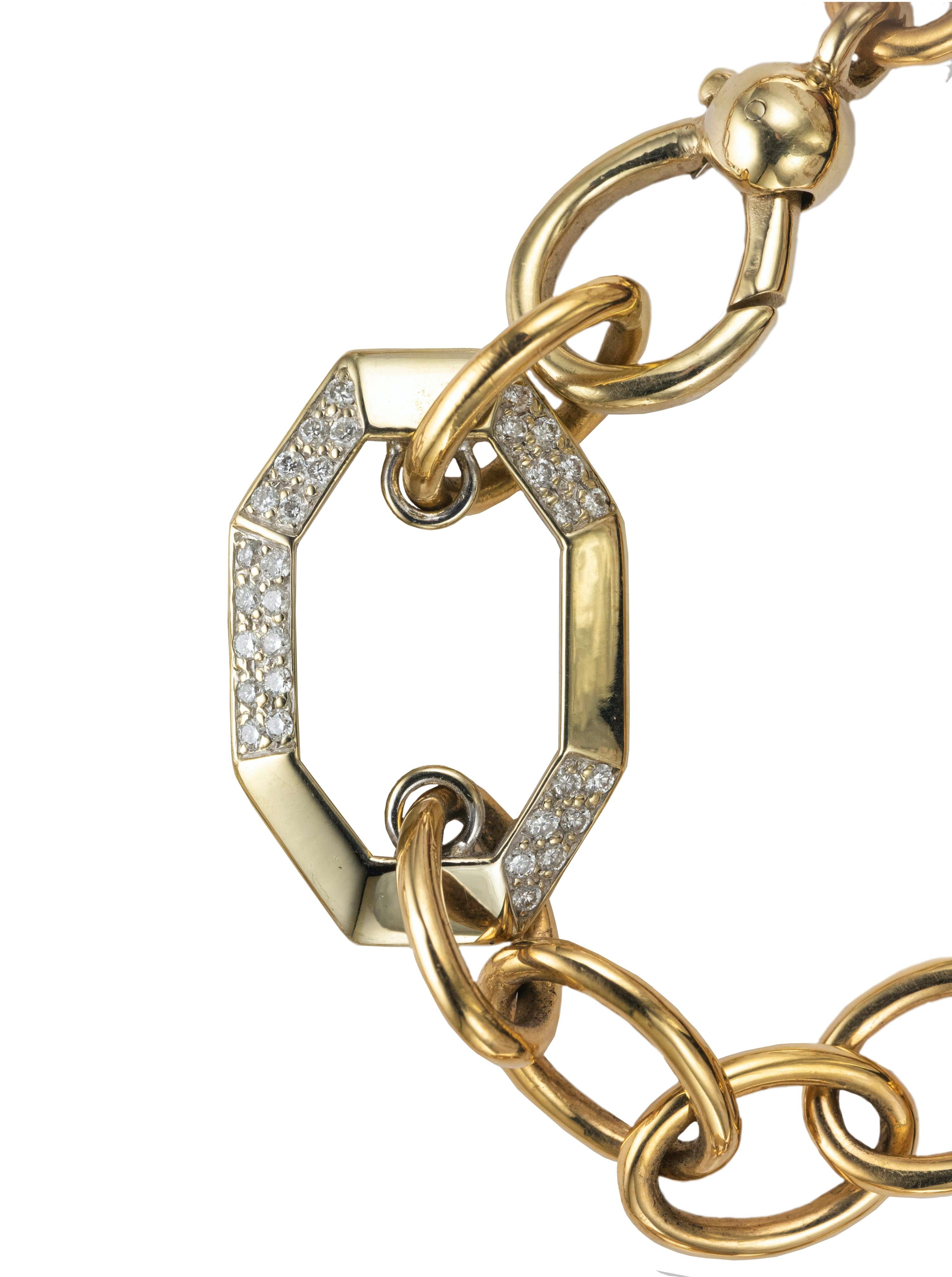 A solid chain composed of three different links.
An oval link, an octagonal brushed yellow gold link and an elongated octagonal diamond link in natural white gold.
The same form came for both bracelet and chain.
The hidden lobster clasp permit you