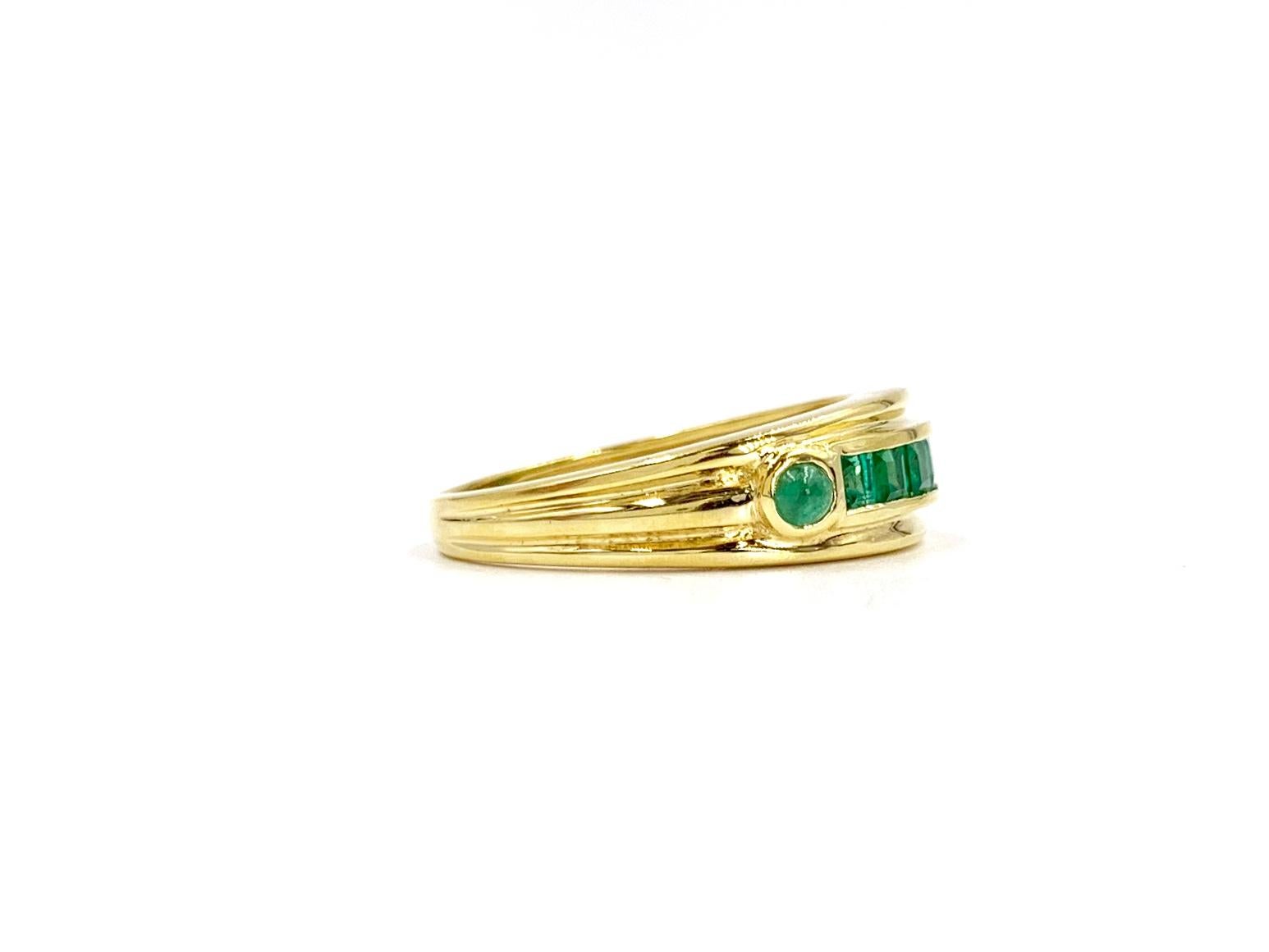 18 Karat Gold and Emerald Band Ring In Excellent Condition For Sale In Pikesville, MD
