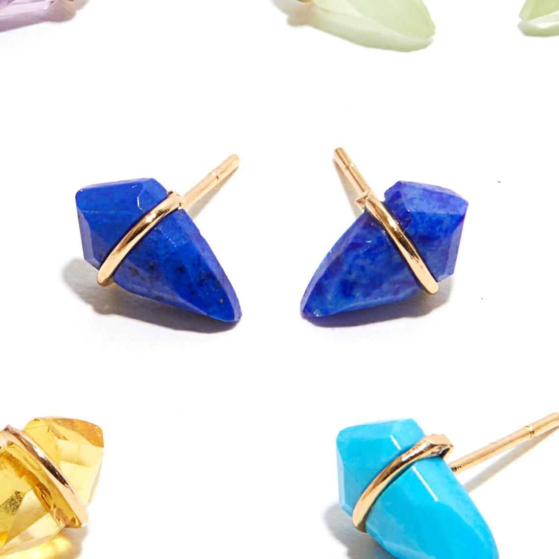 A fresh take on a classic style. These lightweight stud earrings feature lapis which has been hand-cut into Page’s signature Kite shape. The stones have then been wrapped in 18kt gold. Perfect for any occasion and suitable for everyday wear, the