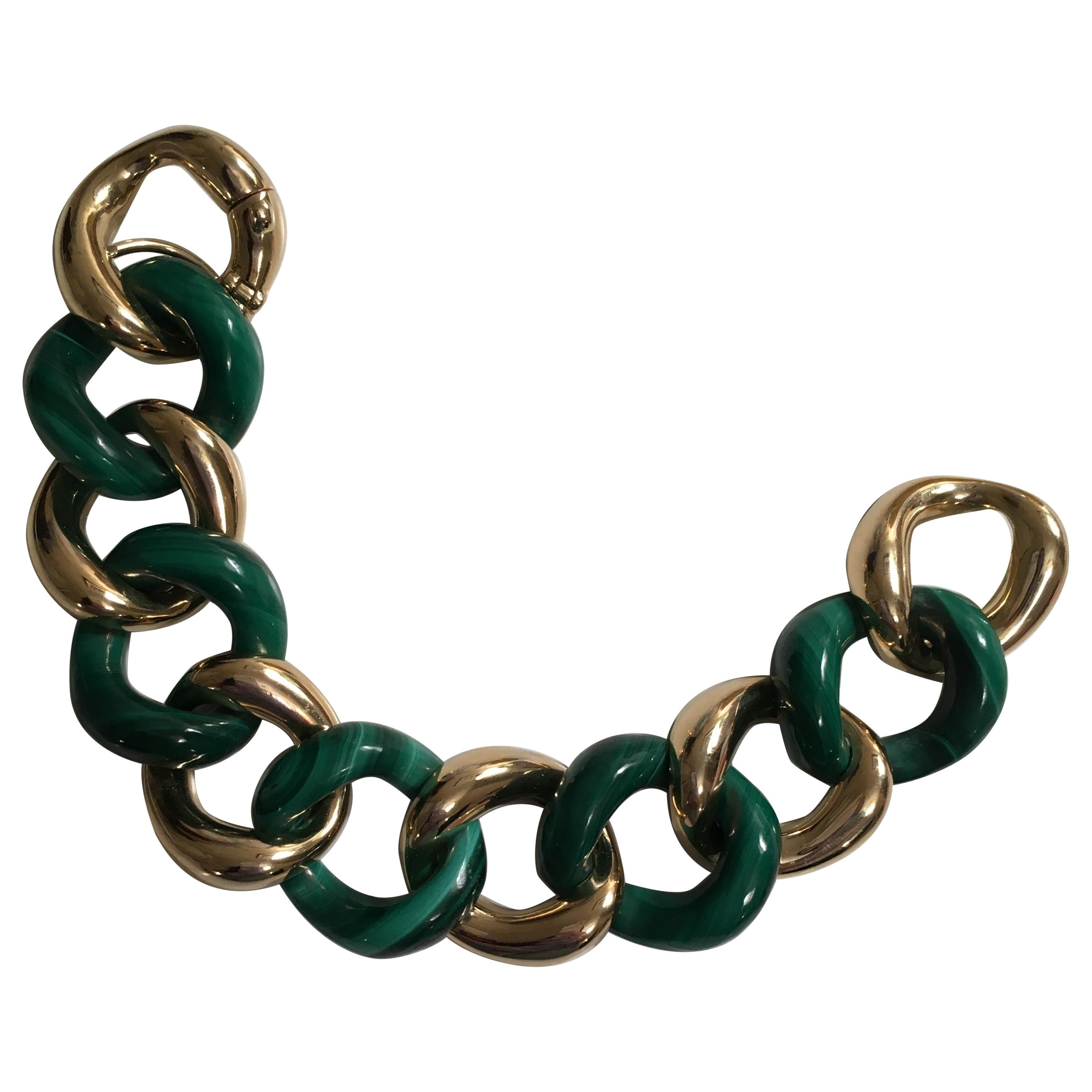 Élégant bracelet à maillons courbes en or jaune de 18 carats et malachite, avec fermeture à boucle automatique. Le fabuleux bracelet mesure 7 1/2 pouces mais peut être réalisé à n'importe quelle mesure.

Les liens en or et malachite mesurent environ