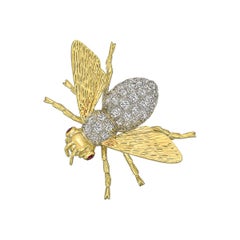 18 Karat Gold and Pavé Diamond Bee Pin