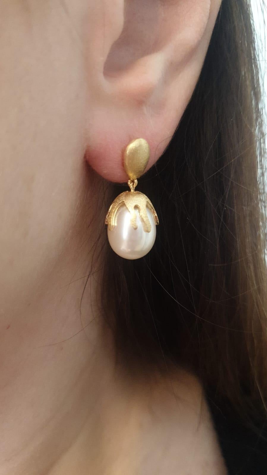 18 Karat Gold und Perlen Elegante Ohrringe zum Hängen im Angebot 1