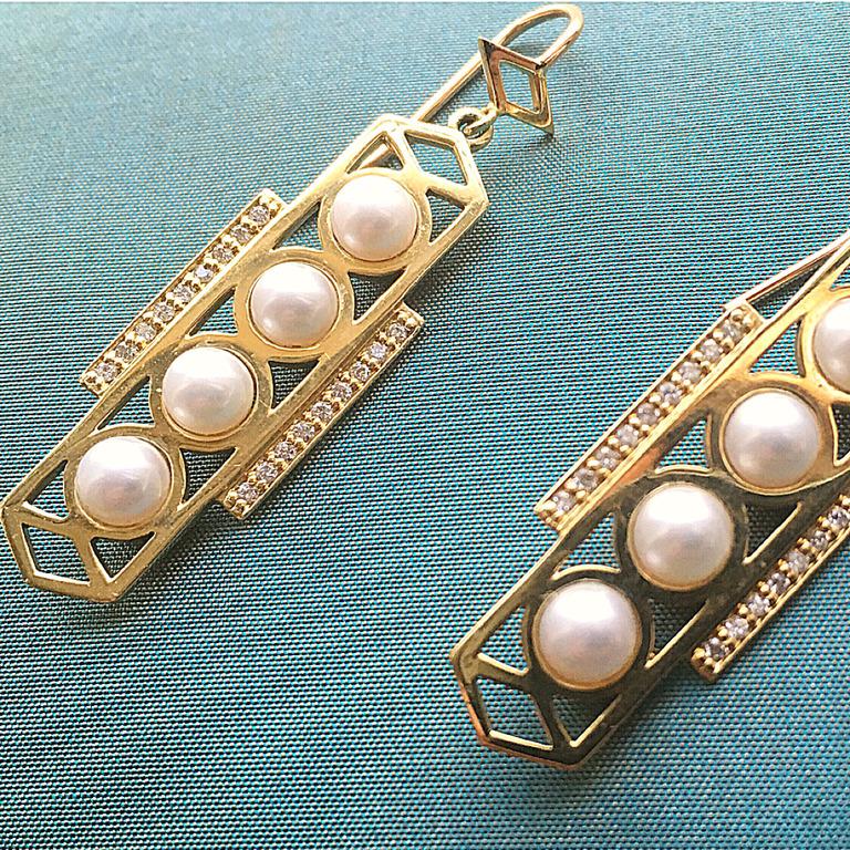 Taille ronde Boucles d'oreilles géométriques en or 18 carats et perles avec diamants en vente