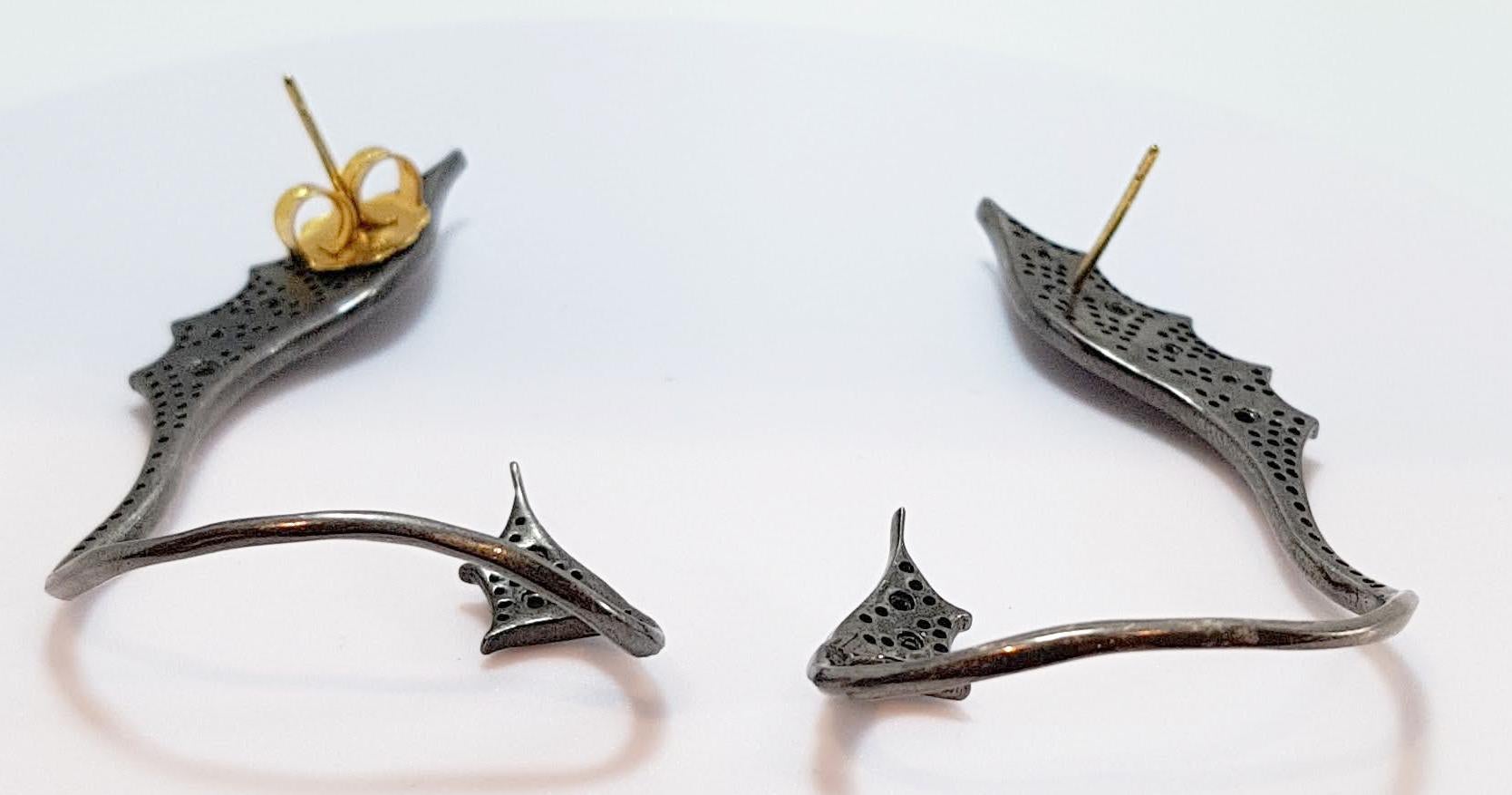 18 Karat Gold and Silver Dragon Cuff Earrings with Diamonds and Yellow Saphires In New Condition For Sale In Bilbao, ES