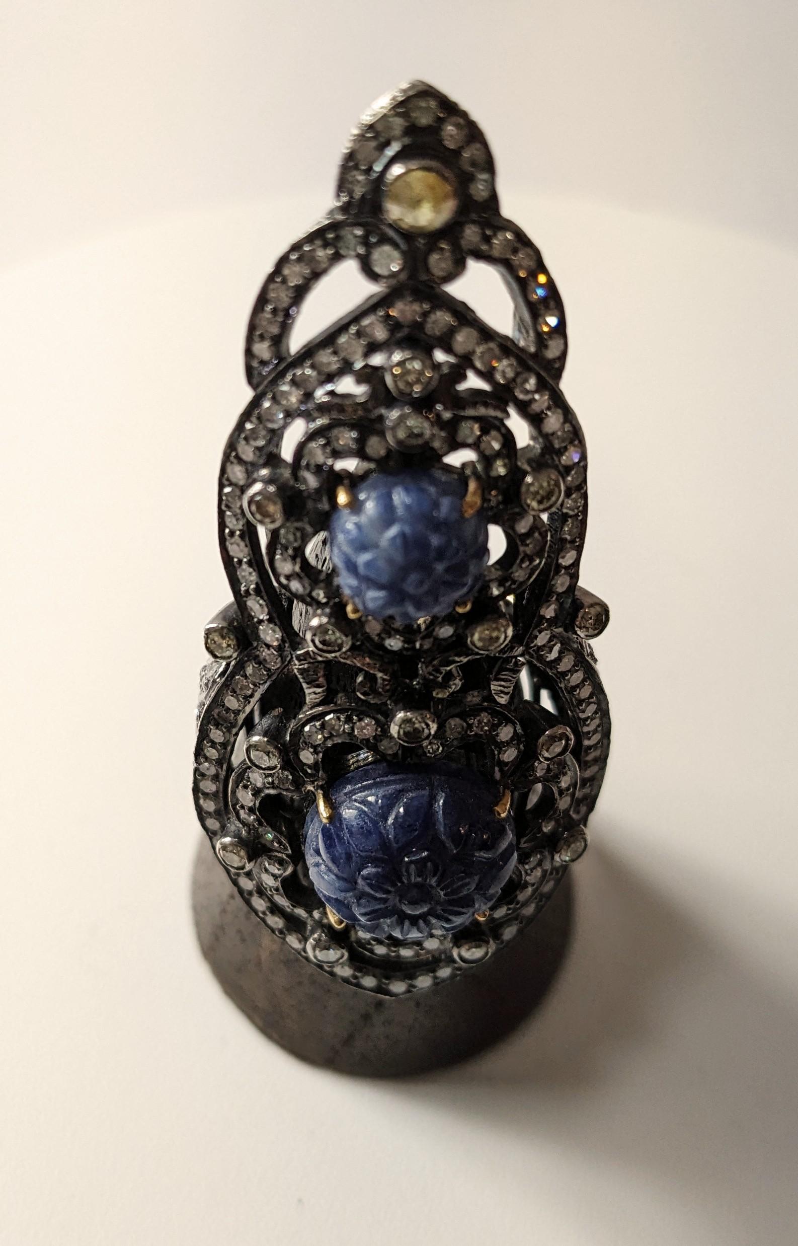 18 Karat Gold and Silver Ring with Diamonds and carved  Sapphires In New Condition For Sale In Bilbao, ES