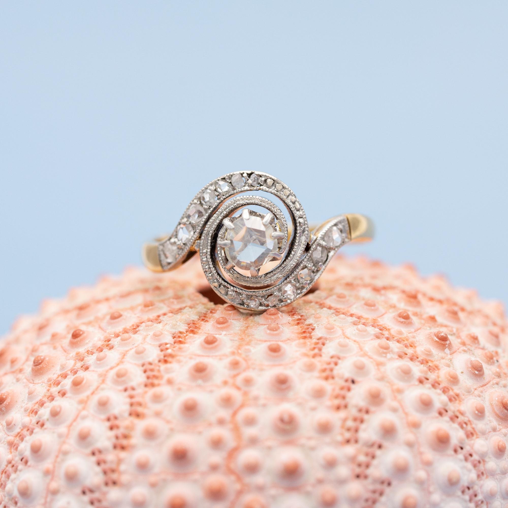 18 karat gold Antique Engagement ring - rose diamonds - Edwardian tourbillon In Good Condition In Antwerp, BE