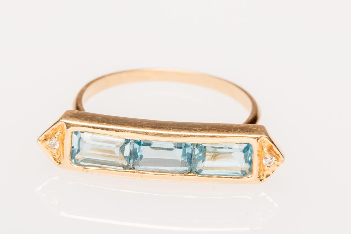 18 Karat Gold, Aquamarine and Diamond Ring In Excellent Condition In Nantucket, MA