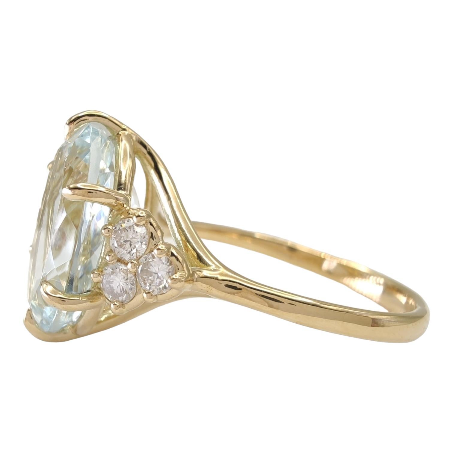 3.9 Carat Oval Cut Aquamarine and 0.24ct Diamond Engagement Ring in 18K Gold For Sale 6