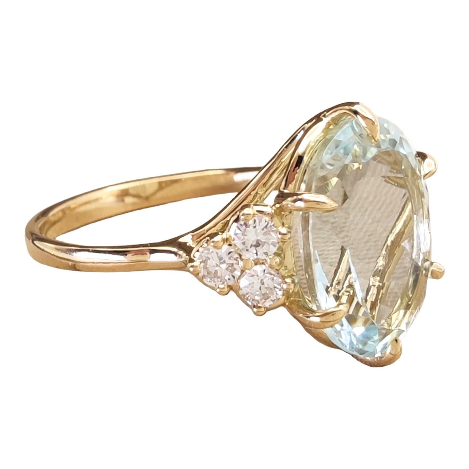 3.9 Carat Oval Cut Aquamarine and 0.24ct Diamond Engagement Ring in 18K Gold For Sale 8