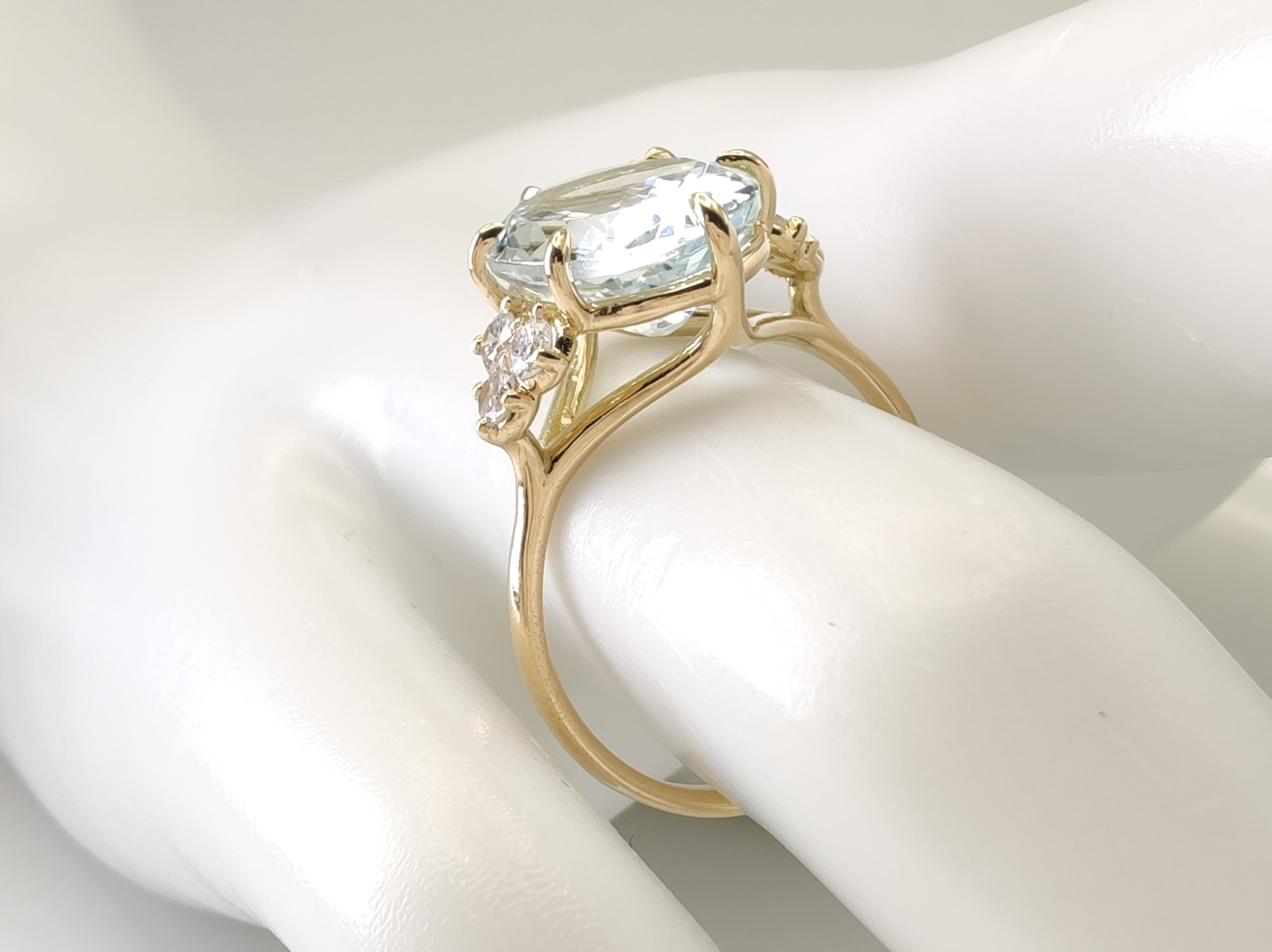 3.9 Carat Oval Cut Aquamarine and 0.24ct Diamond Engagement Ring in 18K Gold For Sale 4