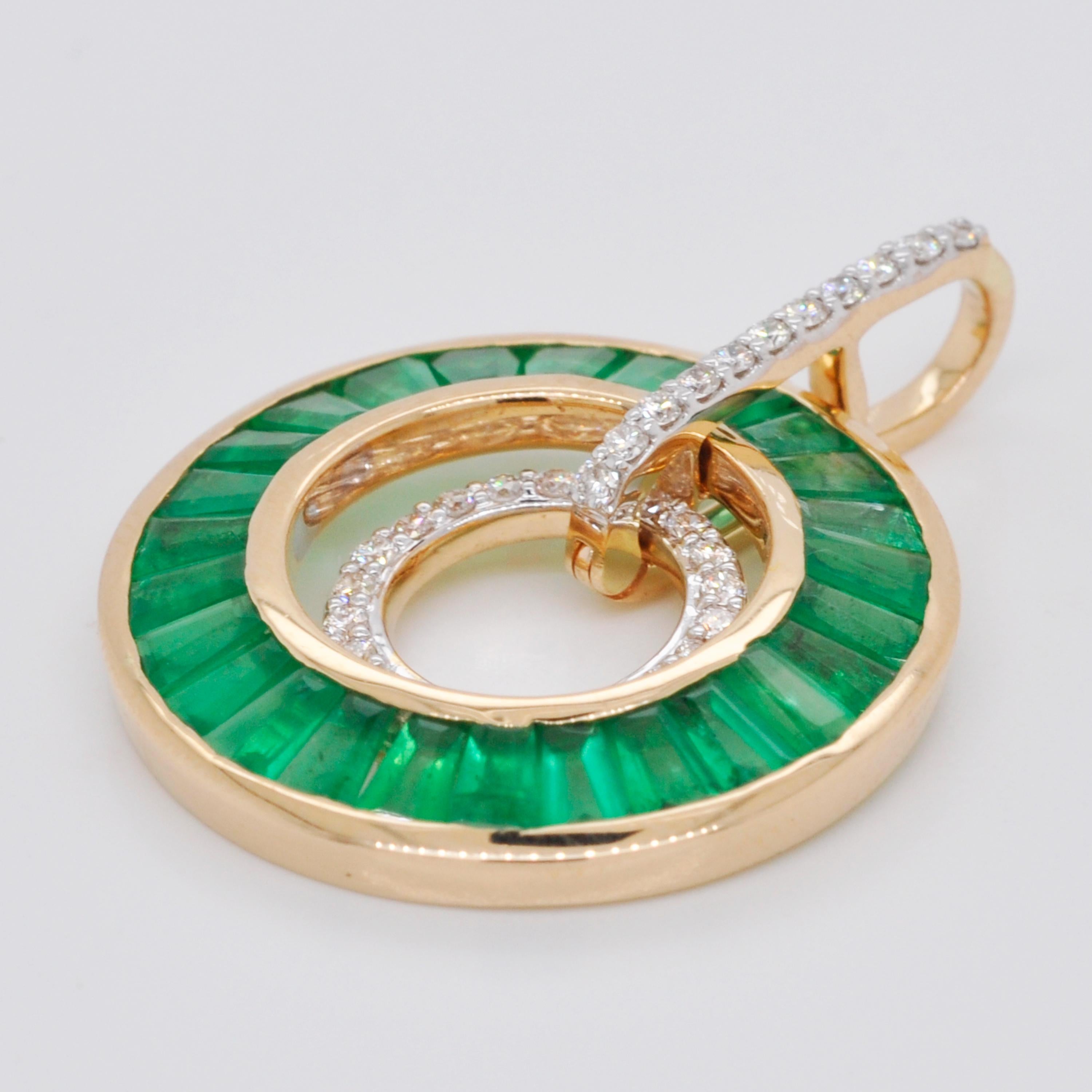 Runder Anhänger aus 18 Karat Gold im Art-Deco-Stil mit spitz zulaufenden Baguettes mit Smaragd und Diamant (Art déco) im Angebot