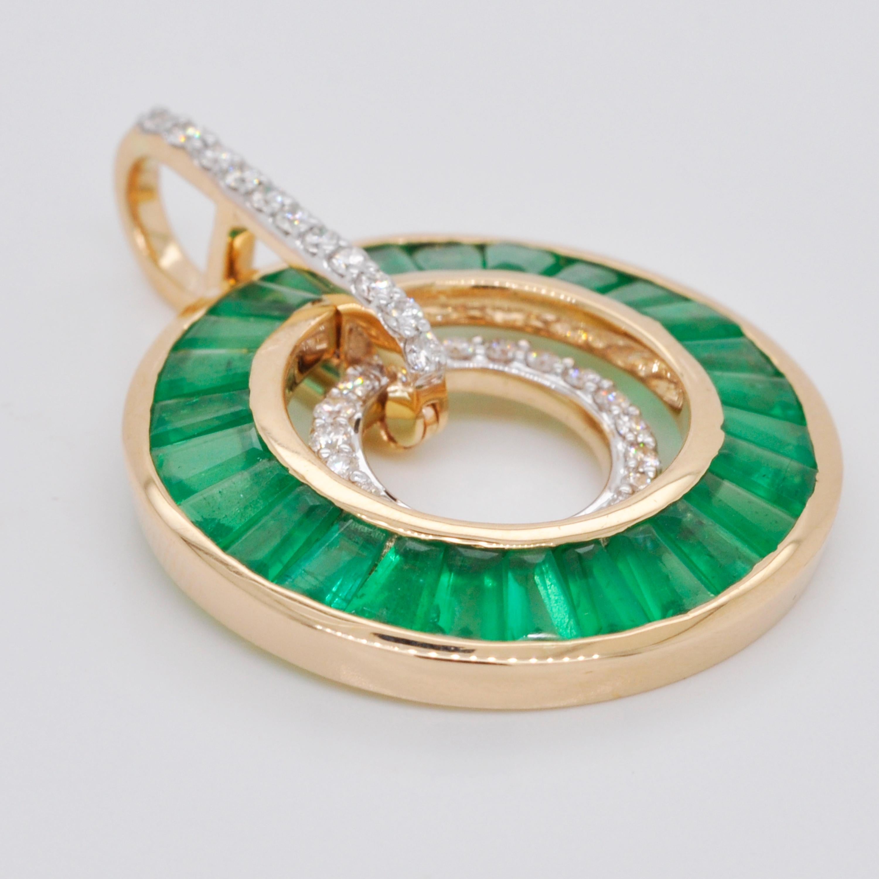 Runder Anhänger aus 18 Karat Gold im Art-Deco-Stil mit spitz zulaufenden Baguettes mit Smaragd und Diamant (Baguette-Treppenschliff) im Angebot