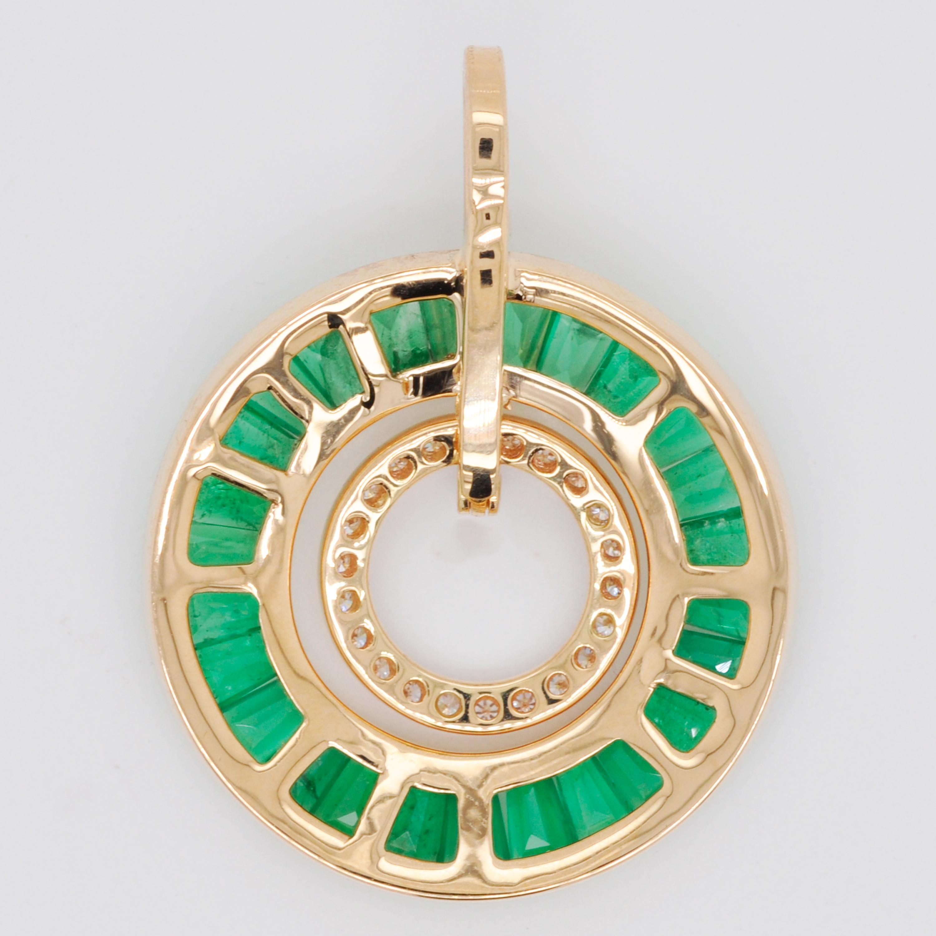 18 Karat Gold Art-Deco Style Tapered Baguettes Emerald Diamond Circular Pendant In New Condition In Jaipur, Rajasthan