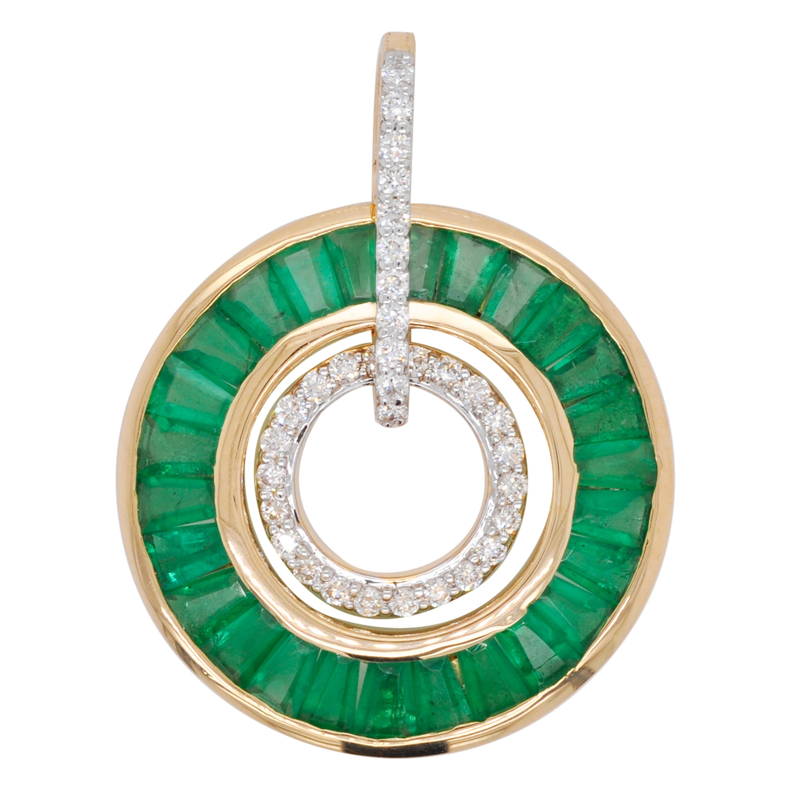 Pendentif circulaire de style Art déco en or 18 carats avec émeraudes et diamants baguettes effilés