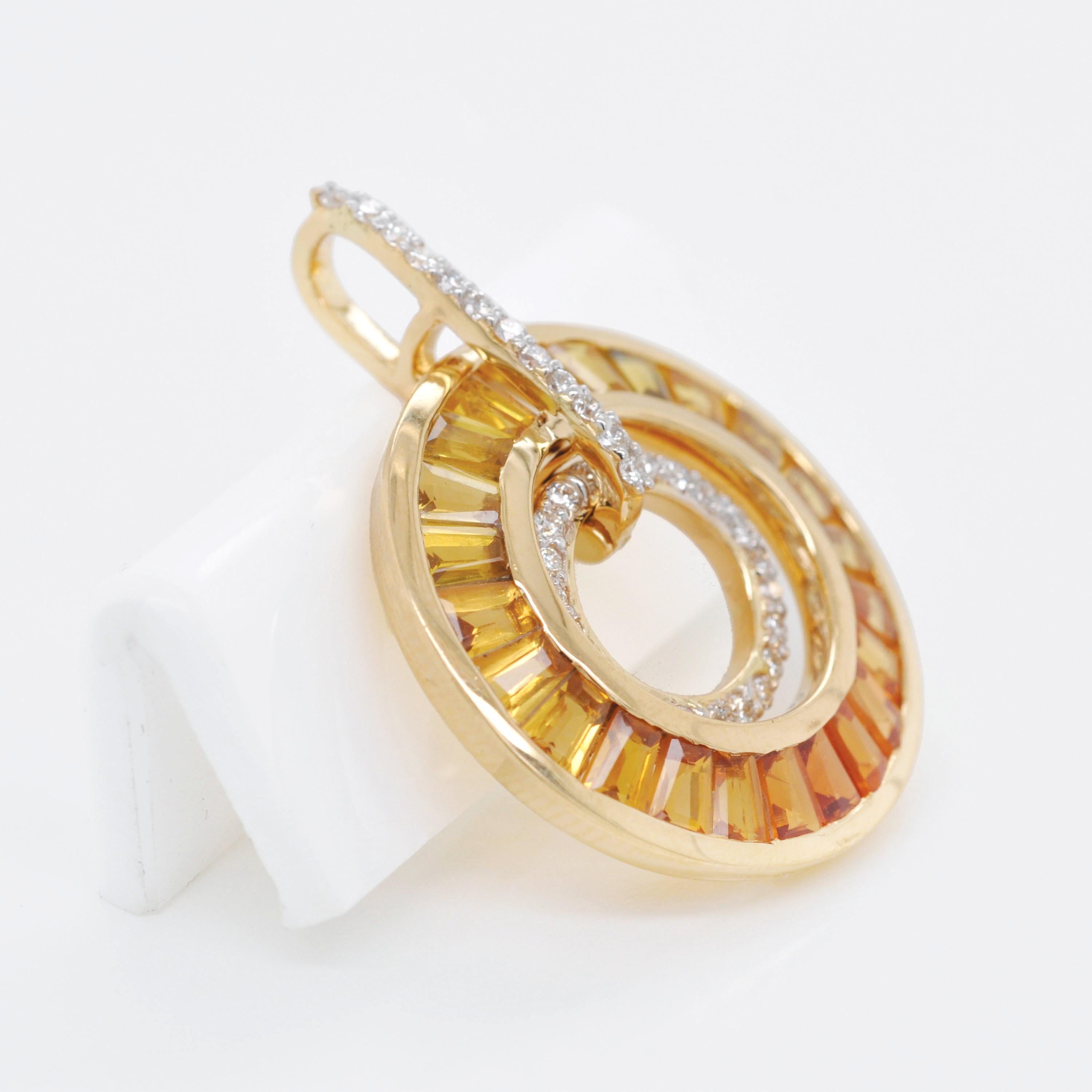 Ciondolo circolare in oro 18 carati in stile Art-Deco con zaffiro giallo e diamanti a baguette in vendita 2