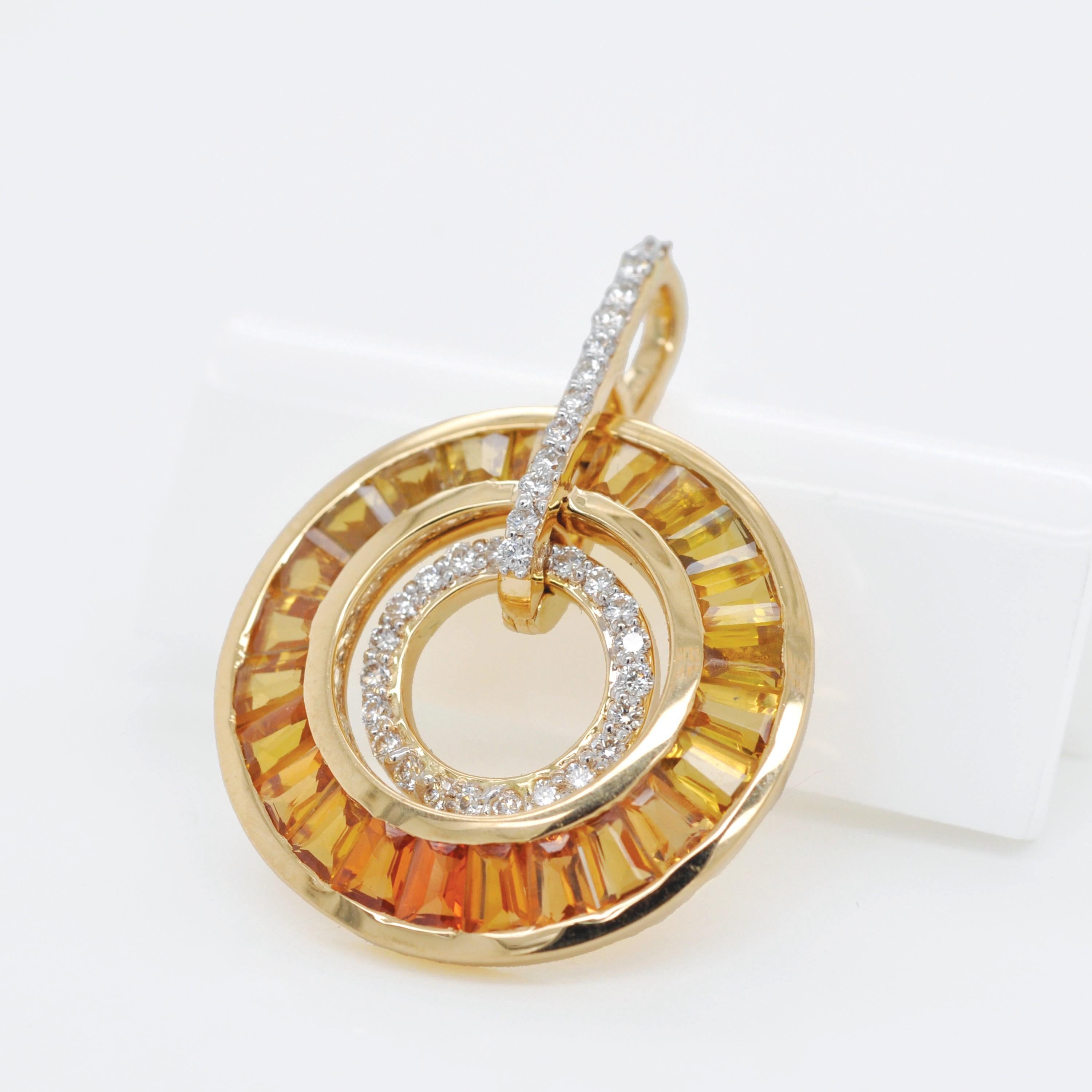 Ciondolo circolare in oro 18 carati in stile Art-Deco con zaffiro giallo e diamanti a baguette in vendita 3