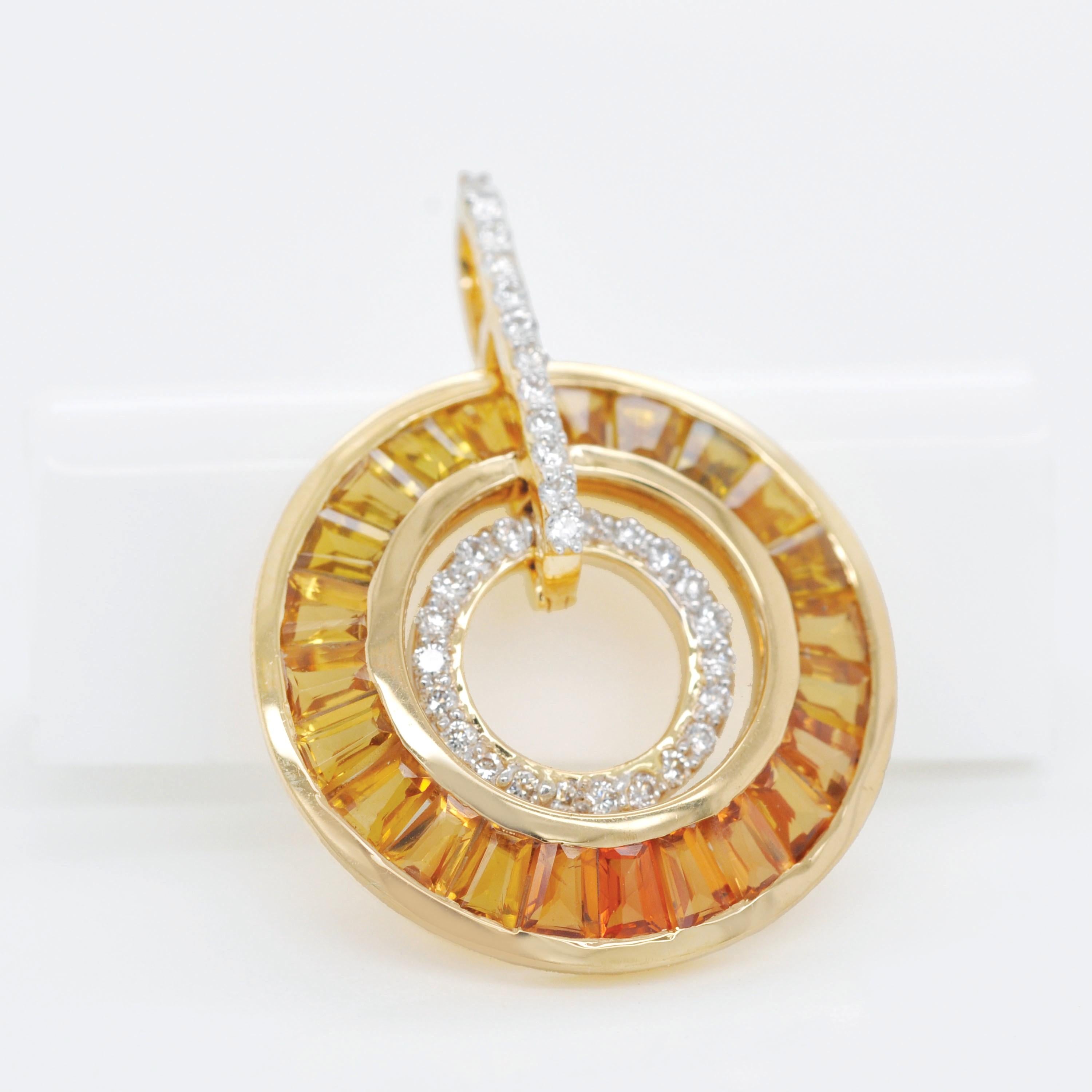 Ciondolo circolare in oro 18 carati in stile Art-Deco con zaffiro giallo e diamanti a baguette in vendita 1