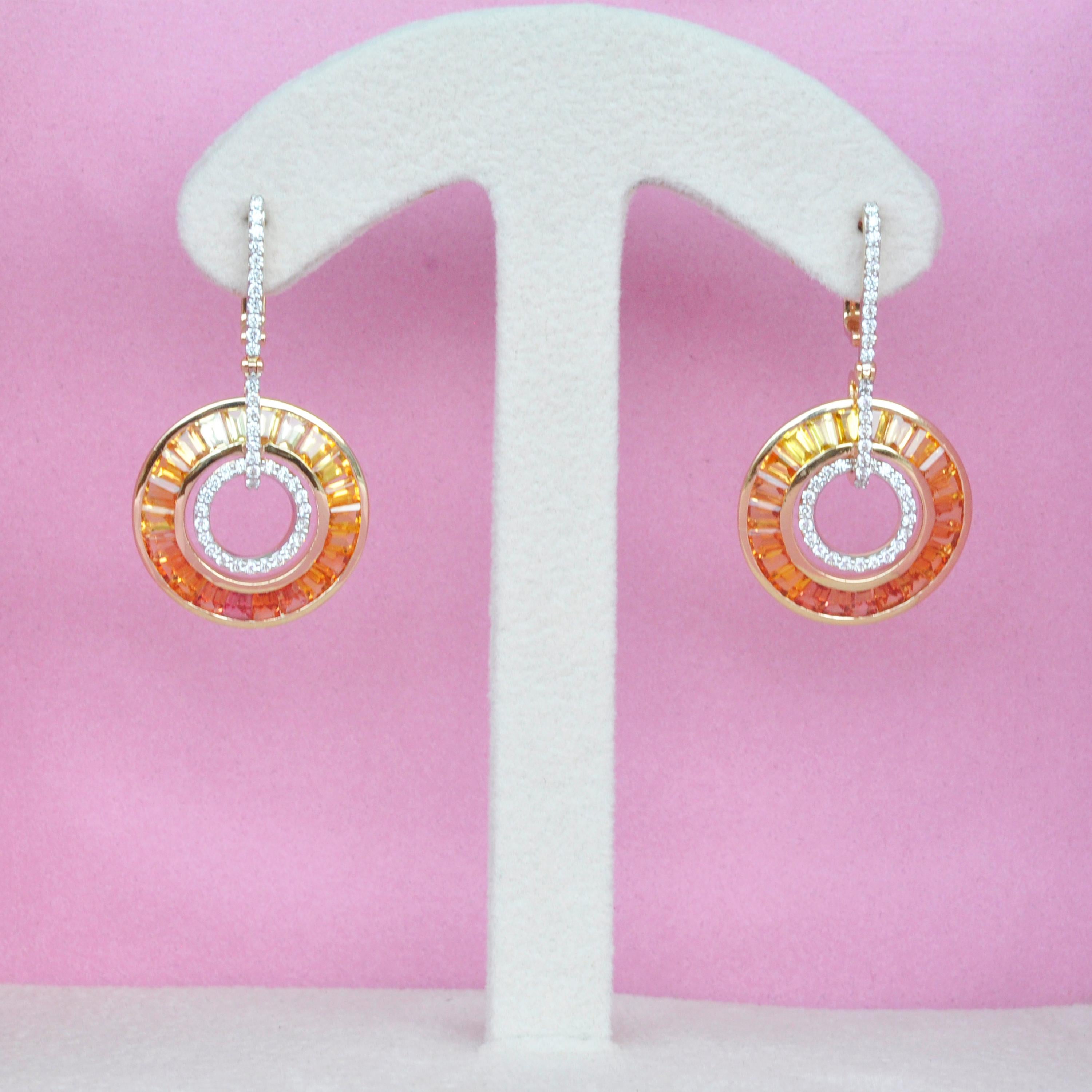 Set di orecchini pendenti in oro giallo 18 carati con zaffiro conico a forma di baguette in vendita 2