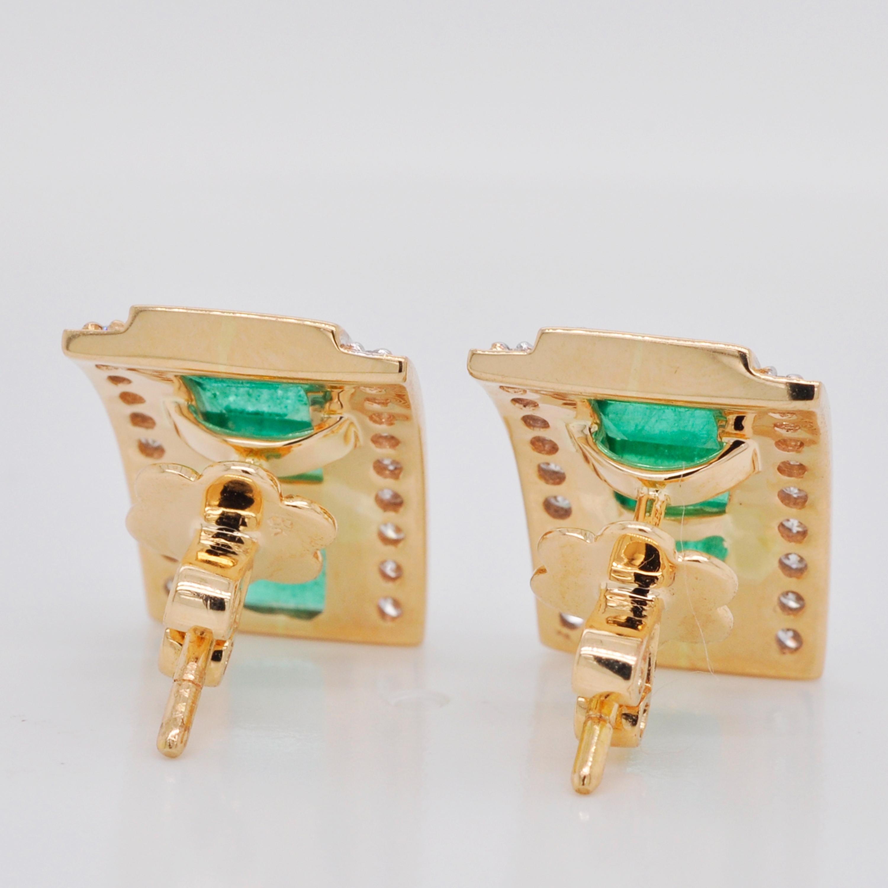 Art Deco 18 Karat Yellow Gold 2.91 Carat Emerald Baguette Diamond Cluster Stud Earrings