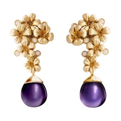 Clips d'oreilles cocktail en or 18 carats de style moderne en forme de fleur de prune avec diamants