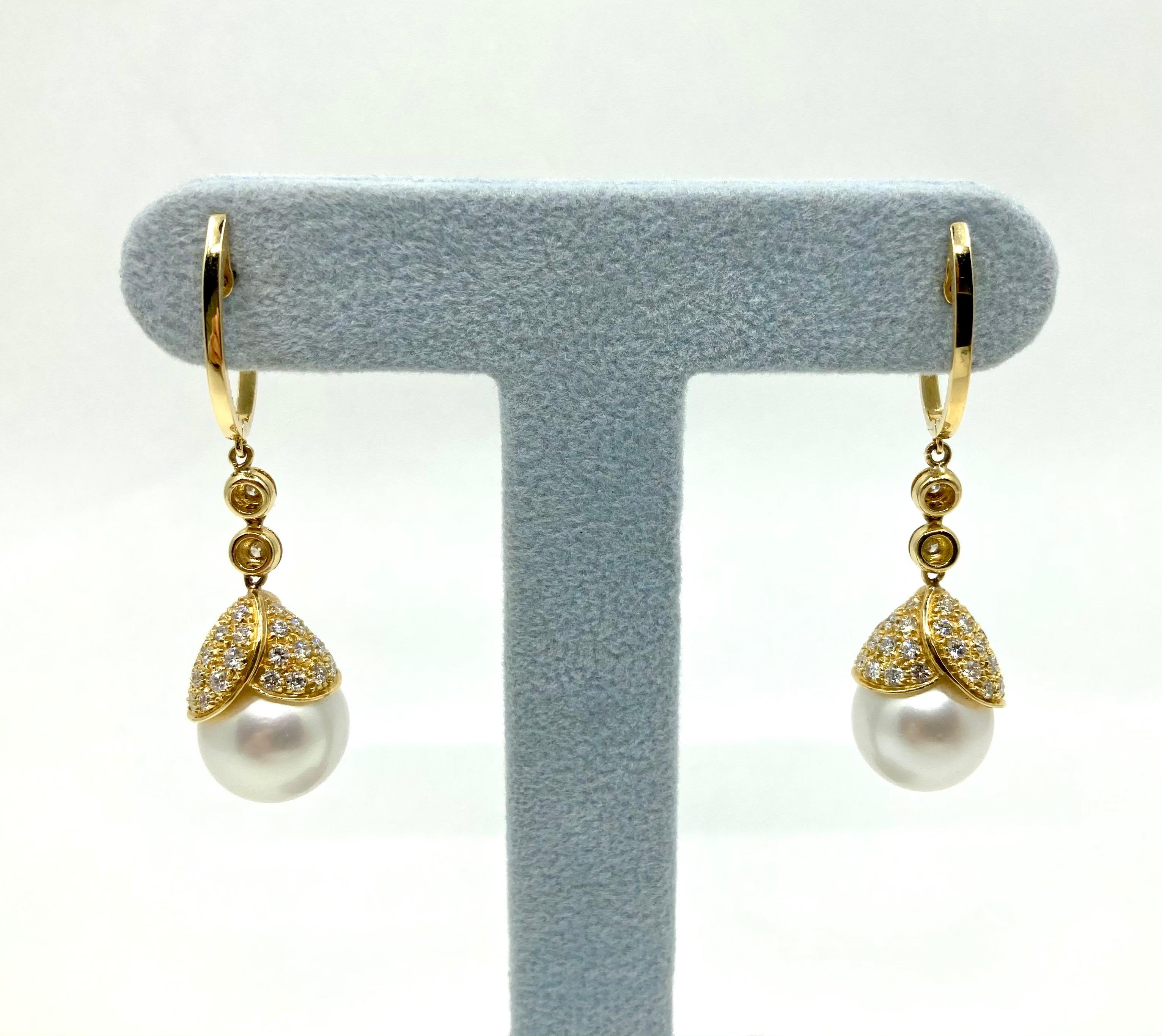 Modern and elegant Yellow Gold earrings, with Australian Pearls mm 12,30 and Diamonds ct. 1,86, Made in Italy by Roberto Casarin. 

A alegant and modern design, with two beautiful fine pristine Australina Pearls with a yellow gold design, with a