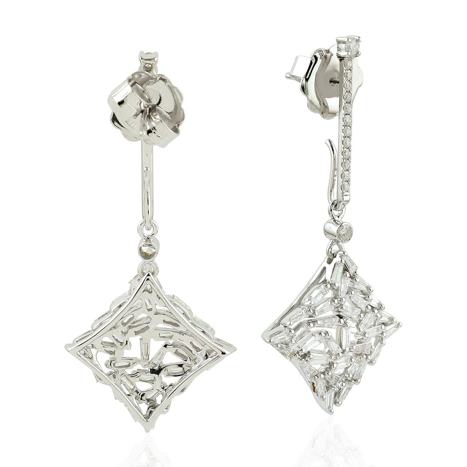Contemporain Boucles d'oreilles en or 18 carats avec diamants baguettes en vente