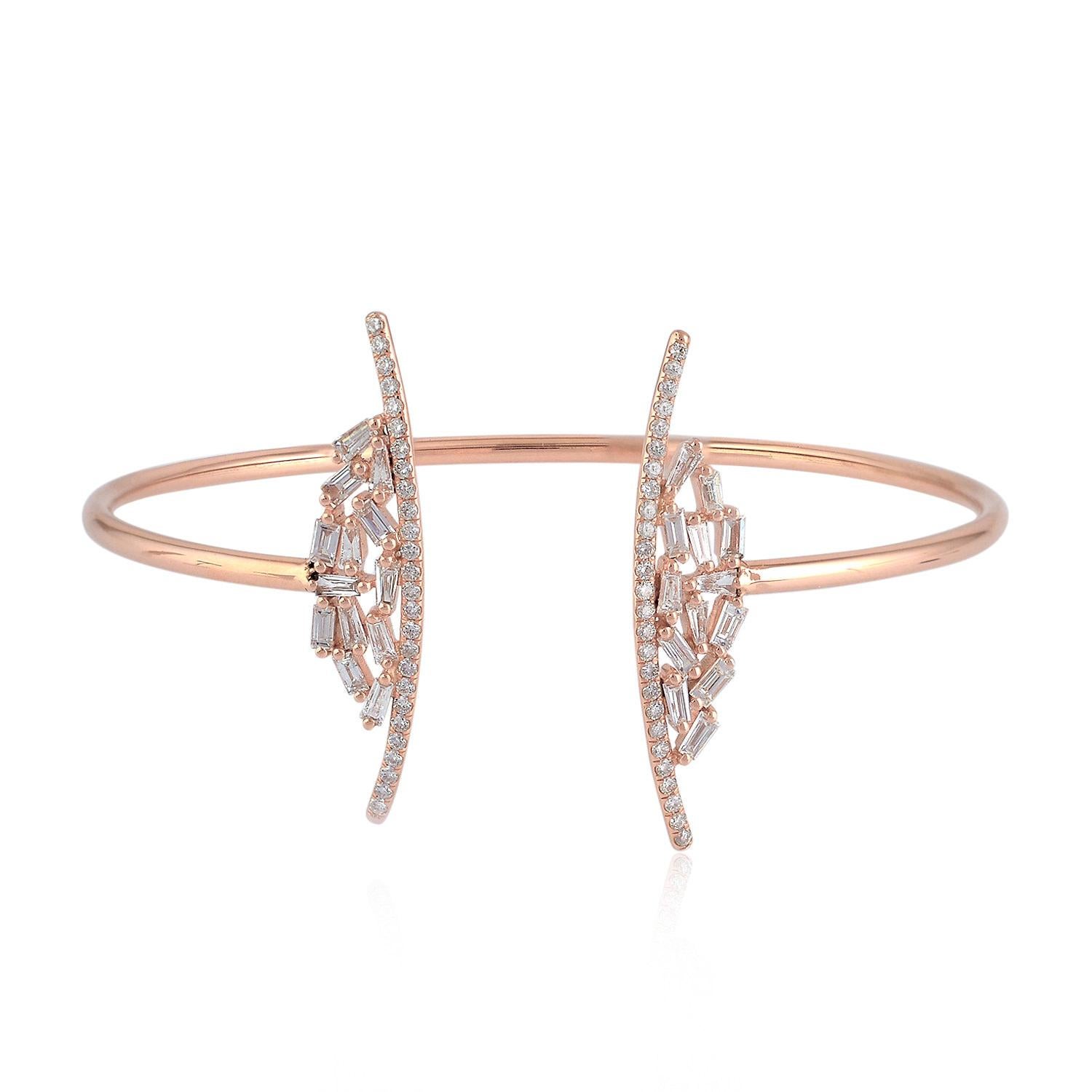 Taille baguette Bracelet jonc ouvert en or 18 carats avec diamants baguettes en vente