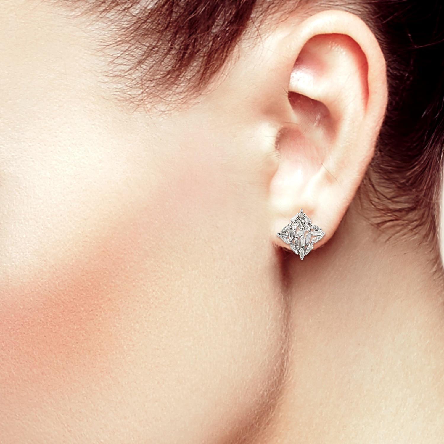Realizzati in oro a 18 carati, questi orecchini a baguette sono incastonati a mano con 0,94 carati di diamanti per una giusta dose di brillantezza. 

SEGUI  Visita la vetrina di Meghna Jewels per vedere l'ultima collezione e i pezzi esclusivi. 